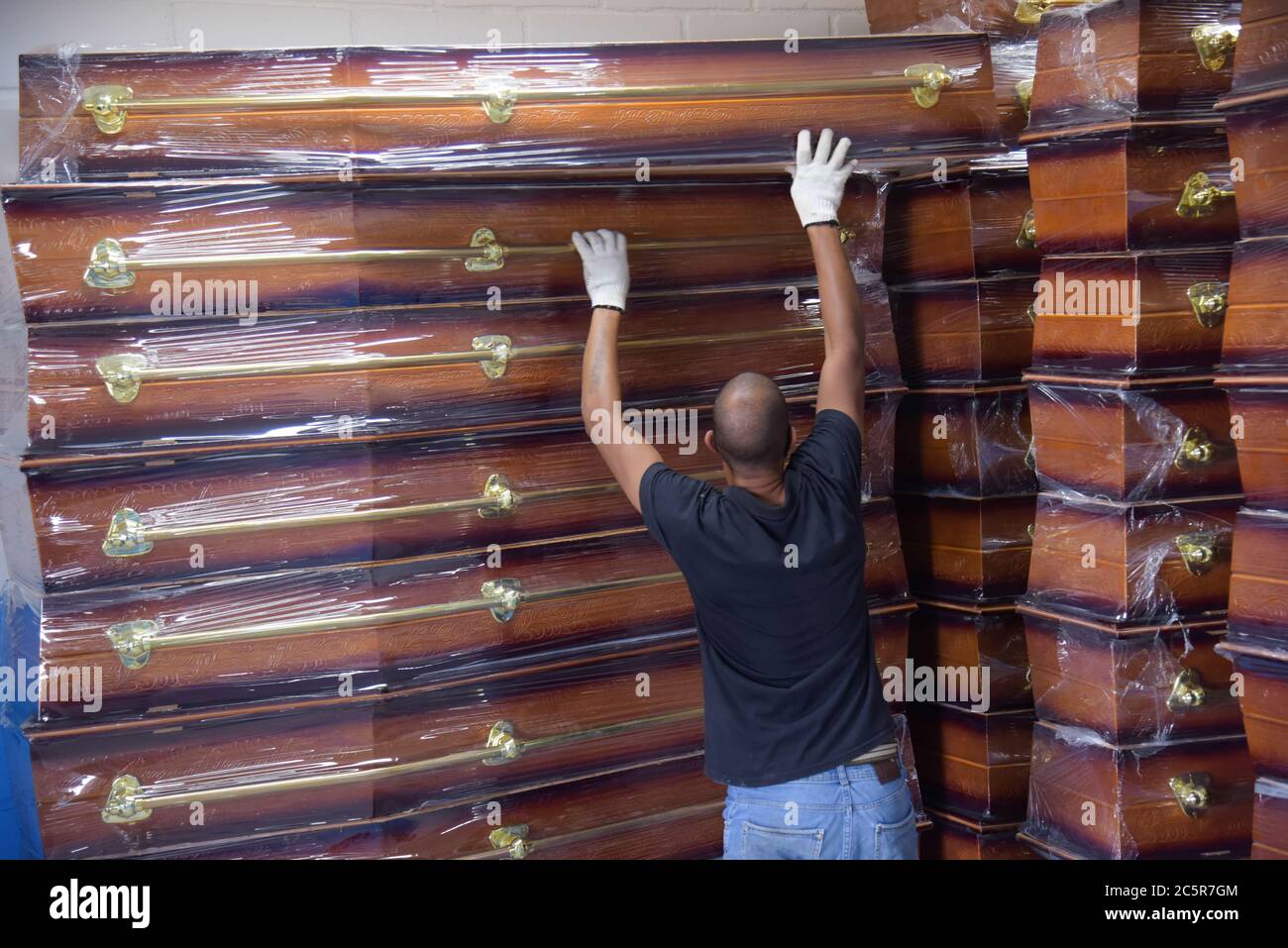 DUQUE DE CAXIAS (BRASILIEN),MAI,22,2020: Ankunft von Grabeurnen, auf dem beliebten Friedhof in duque de caxias, Gemeinde mit mehr Toten durch covid-19 Stockfoto