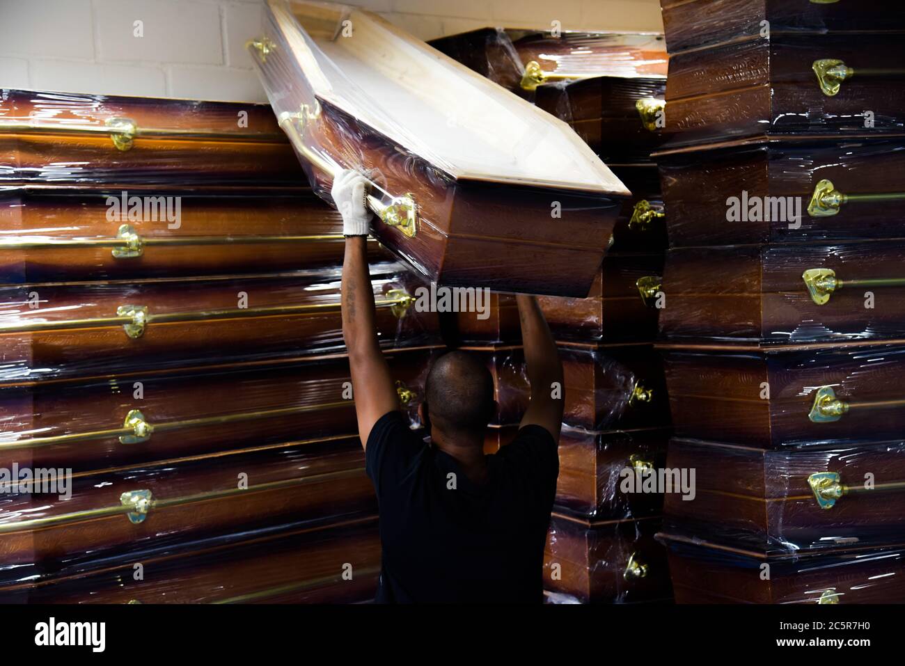 DUQUE DE CAXIAS (BRASILIEN),MAI,22,2020: Ankunft von Grabeurnen, auf dem beliebten Friedhof in duque de caxias, Gemeinde mit mehr Toten durch covid-19 Stockfoto