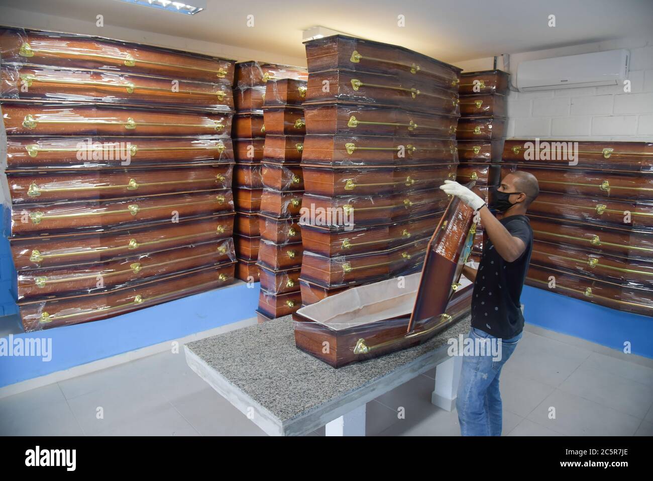 DUQUE DE CAXIAS (BRASILIEN),MAI,22,2020: Ankunft von Grabeurnen, auf dem beliebten Friedhof in duque de caxias, Gemeinde mit mehr Toten durch covid-19 Stockfoto
