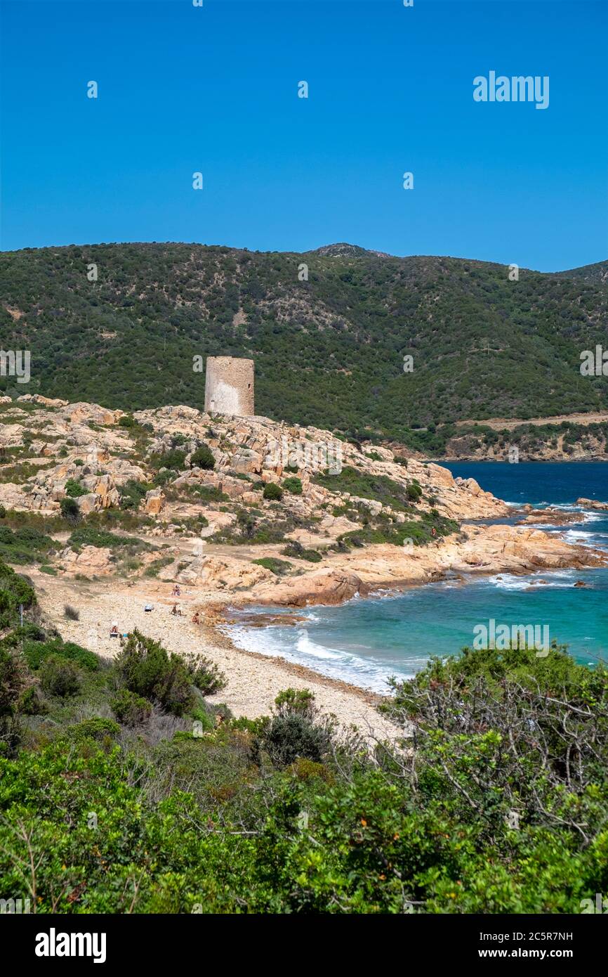 Zerklüftete Küste und Turm von Budello im Süden Sardiniens. Die sardischen Küstentürme wurden um 1570 errichtet Stockfoto