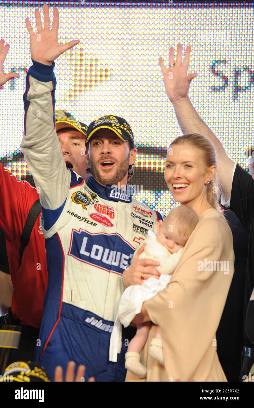 Homestead, Vereinigte Staaten Von Amerika. November 2010. HOMESTEAD, FL - NOVEMBER 21: Jimmy Johnson feiert seine fünfte conctutive Nascar Meisterschaft mit seiner Frau Shandra und Tochter Genevieve Marie am NASCAR Ford 400 auf Homestead-Miami Speedway am 21. November 2010 in Homestead, Florida Menschen: Jimmy Johnson, Chandra Johnson, Genevieve Marie Johnson Kredit: Storms Media Group/Alamy Live News Stockfoto