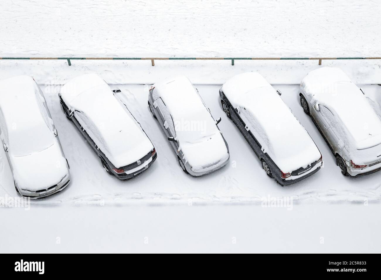 Moskau 28/01/2020 Autos auf offenem Parkplatz mit Schnee bedeckt, Draufsicht Stockfoto