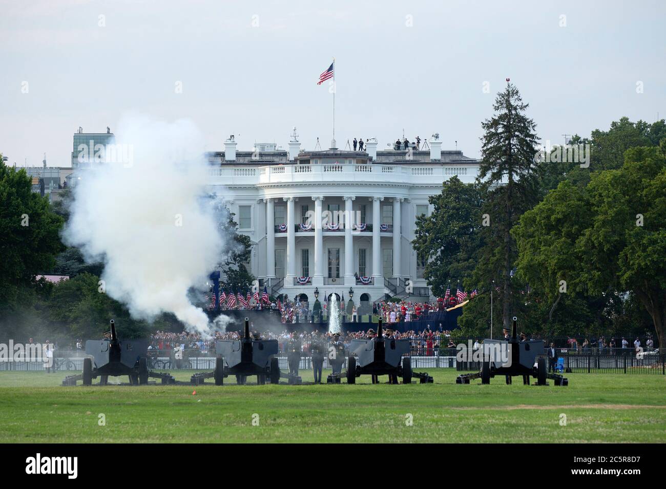 Washington, DC, USA. Juli 2020. Die Presidential Salute Battery, 3d U.S. Infantry Regiment (The Old Guard), gibt während der Veranstaltung "Salute to America" des US-Präsidenten Donald J. Trump am 4. Juli 2020 im Weißen Haus in Washington, DC, USA, am Samstag, den 4. Juli 21 einen  -Kanonengruß. Trump hat mit seiner geplanten Feier zum 4. Juli die Öffentlichkeit aufgefordert, zu Hause zu bleiben und sich aufgrund der anhaltenden Coronavirus-Pandemie nicht in großen Menschenmengen zu versammeln. Quelle: Stefani Reynolds/CNP Quelle: dpa/Alamy Live News Stockfoto