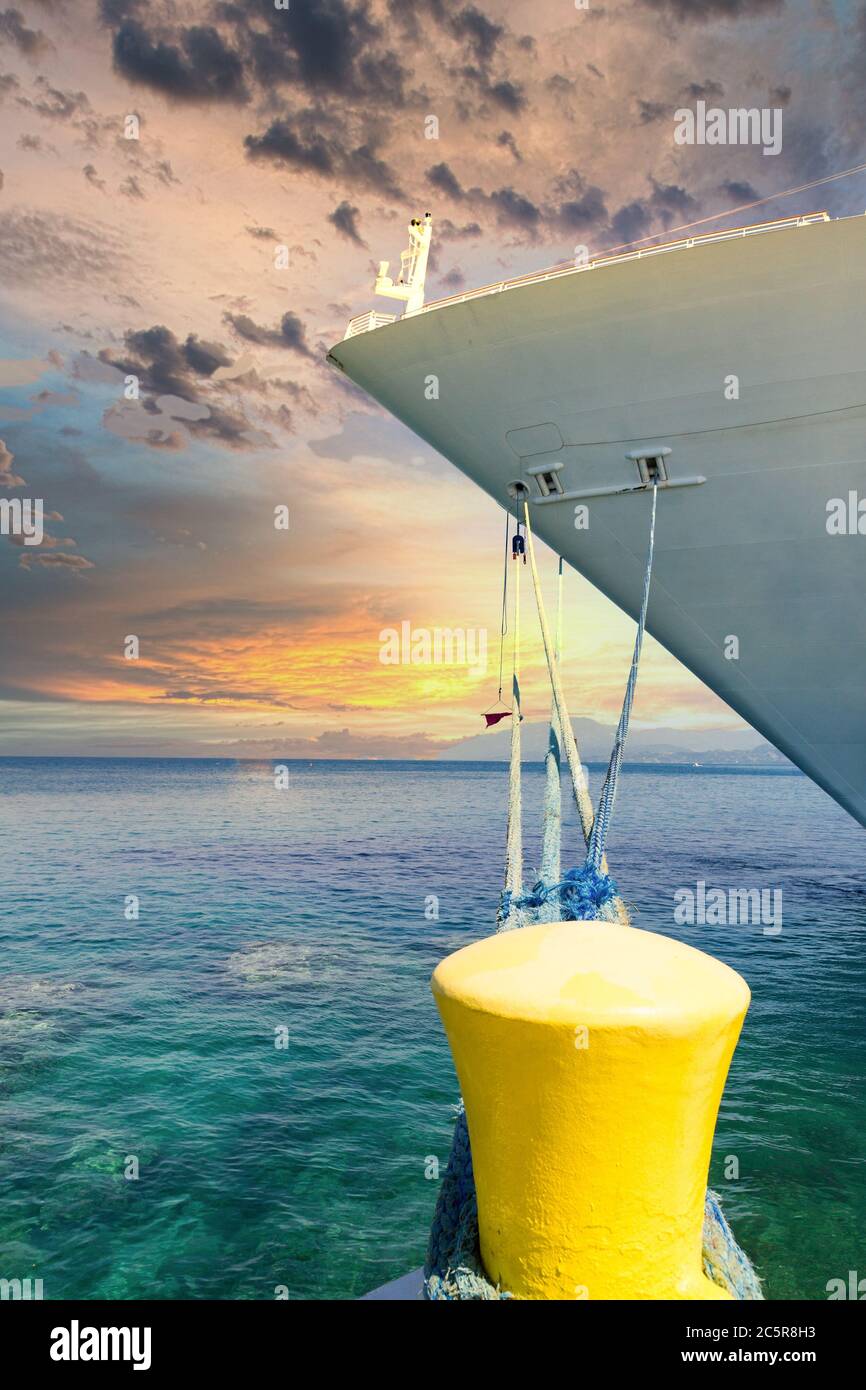 Schiff an gelben Bollard bei Sonnenuntergang gebunden Stockfoto