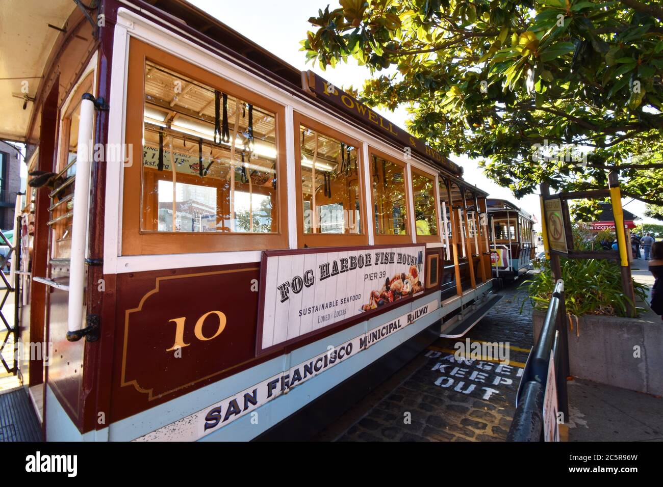 Powell und Hyde Line Cable Cars warten am Hyde und Beach Turntable in San Francisco, Kalifornien. Stockfoto