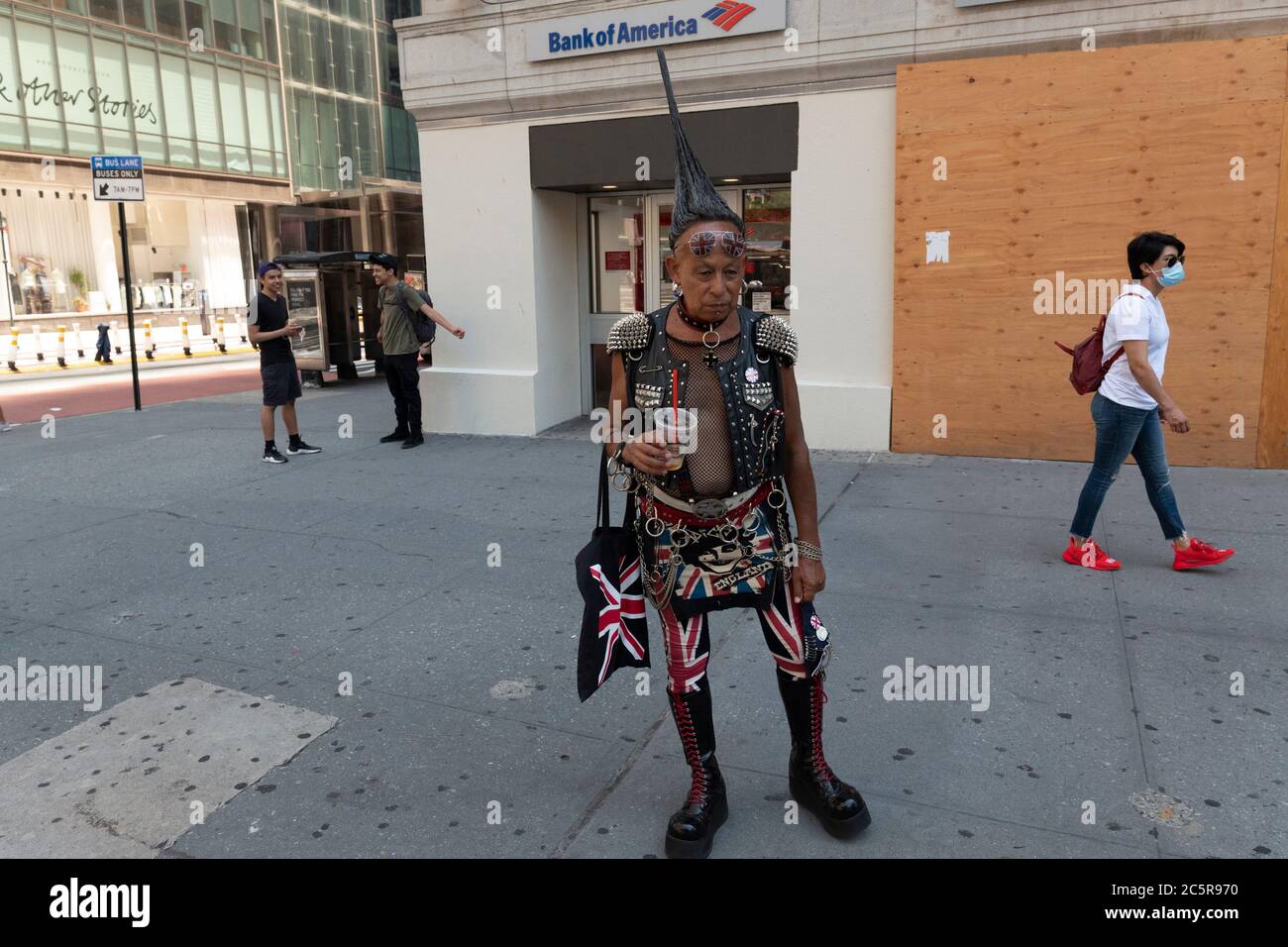 New York, New York, USA. Juli 2020. Ein Mann ist als britischer Punk Rocker in New York am 4. Juli gekleidet. Kredit: Brian Branch Price/ZUMA Wire/Alamy Live Nachrichten Stockfoto