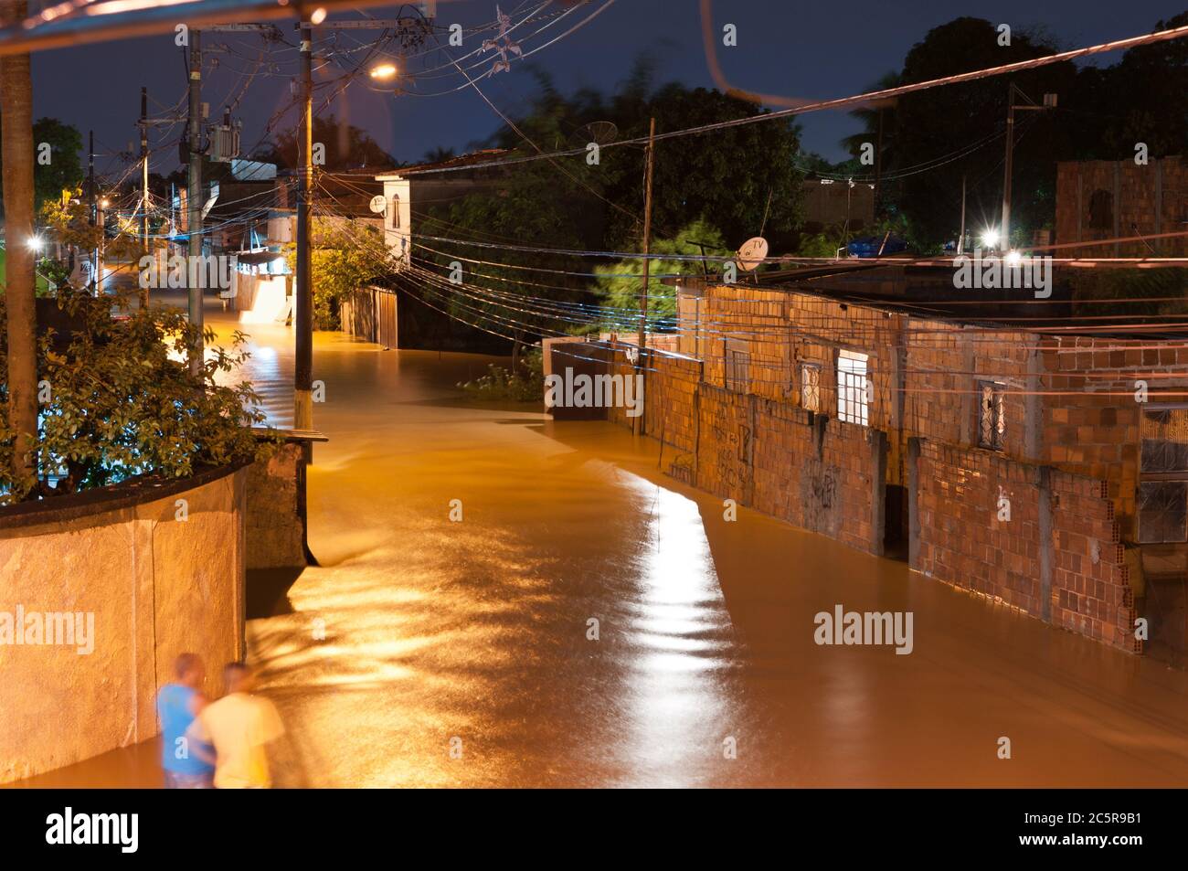 Schlechte Wohngebiete in Rio de Janeiro überschwemmt nach starkem Regen. Der Wasserstand des lokalen Flusses wurde einige Meter höher, viele Häuser wurden überflutet. Stockfoto