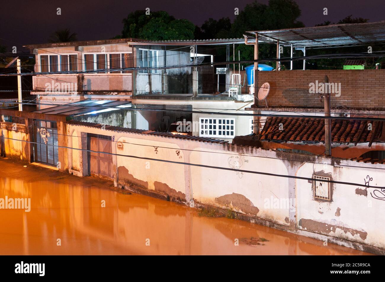 Schlechte Wohngebiete in Rio de Janeiro überschwemmt nach starkem Regen. Der Wasserstand des lokalen Flusses wurde einige Meter höher, viele Häuser wurden überflutet. Stockfoto