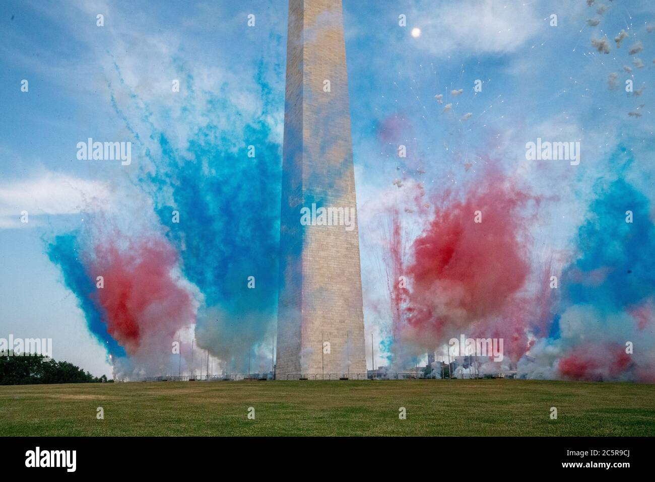 Washington, Usa. Juli 2020. Feuerarbeiten gehen am Washington Monument los, nachdem das Fallschirmsprungteam der Golden Knights auf der Ellipse südlich des Weißen Hauses landete, als Präsident Donald J. Trump und First Lady Melania Trump den Salute 2020 nach Amerika ausrichten, um Amerikas Unabhängigkeitstag in Washington, DC zu feiern. Juli 2020. Foto von Ken Cedeno/UPI Kredit: UPI/Alamy Live Nachrichten Stockfoto