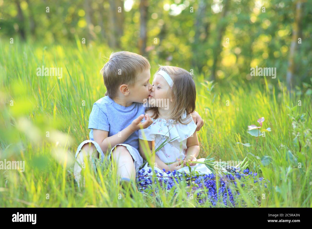 Zuerst Kinder Kussen Stockfotos Und Bilder Kaufen Alamy