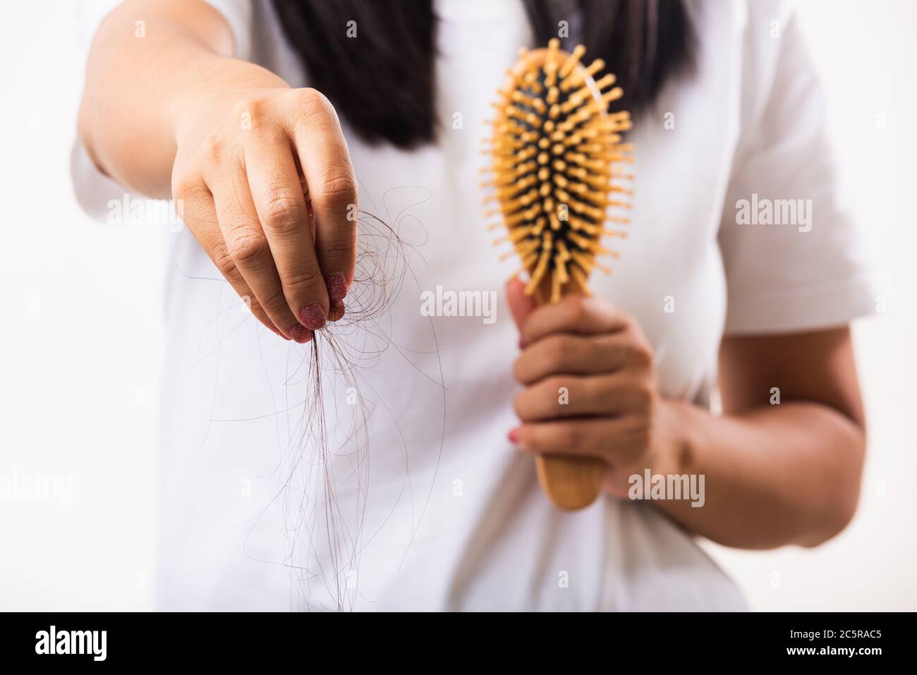 Asiatische Frau unglücklich schwache Haare Problem ihre halten Haarbürste  mit beschädigten langen Verlust Haar in der Kamm Bürste zieht sie Verlust  Haar aus der Bürste, isoliert auf Stockfotografie - Alamy