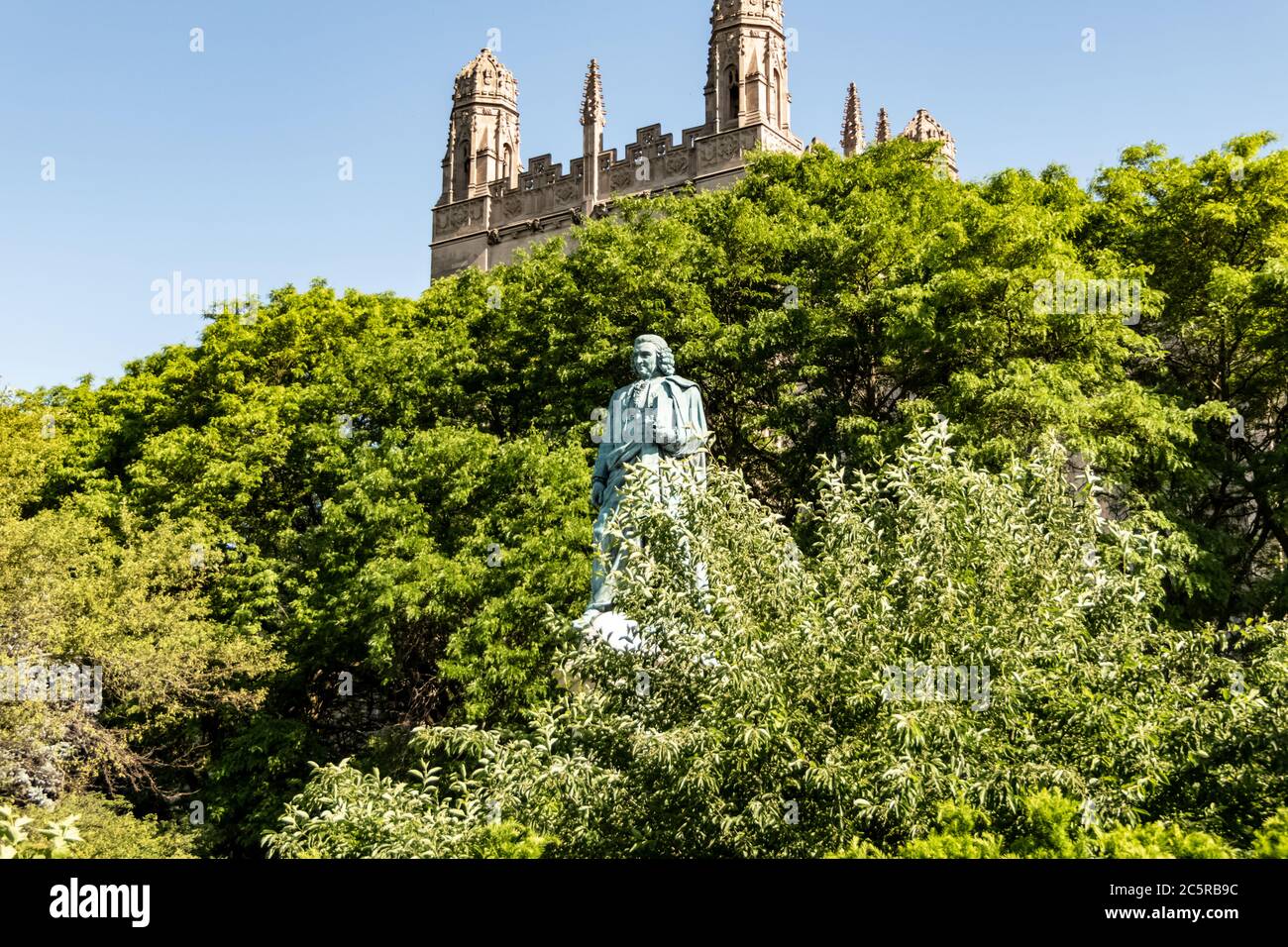 Carl von Linné Denkmal auf der Midway Plaisance am Campus der Universität Chicago - Vater der modernen Taxonomie. Stockfoto