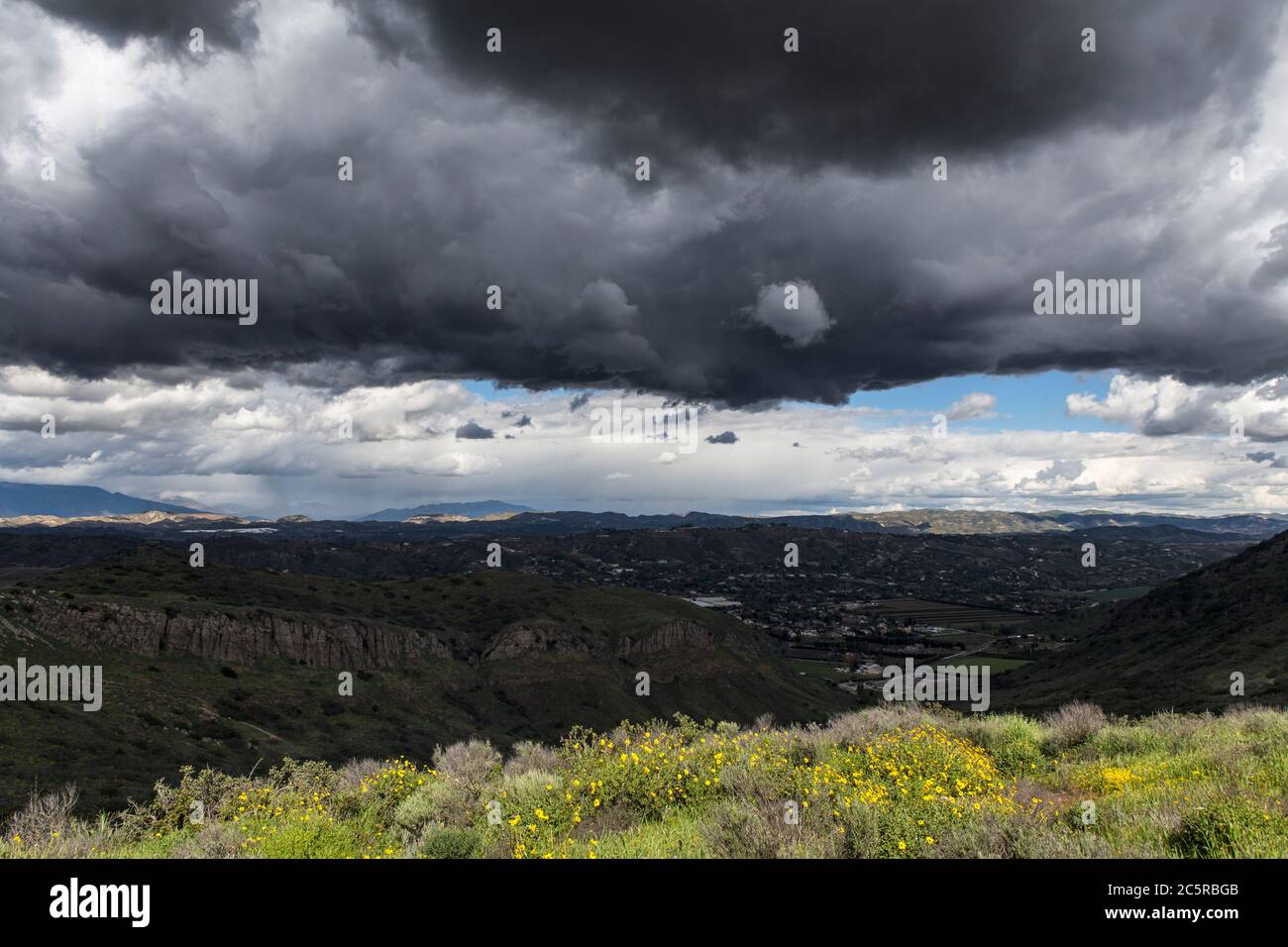 Blick auf den Hügel über dem Santa Rosa Valley in der Nähe von Camarillo und Thousand Oaks in Südkalifornien. Stockfoto