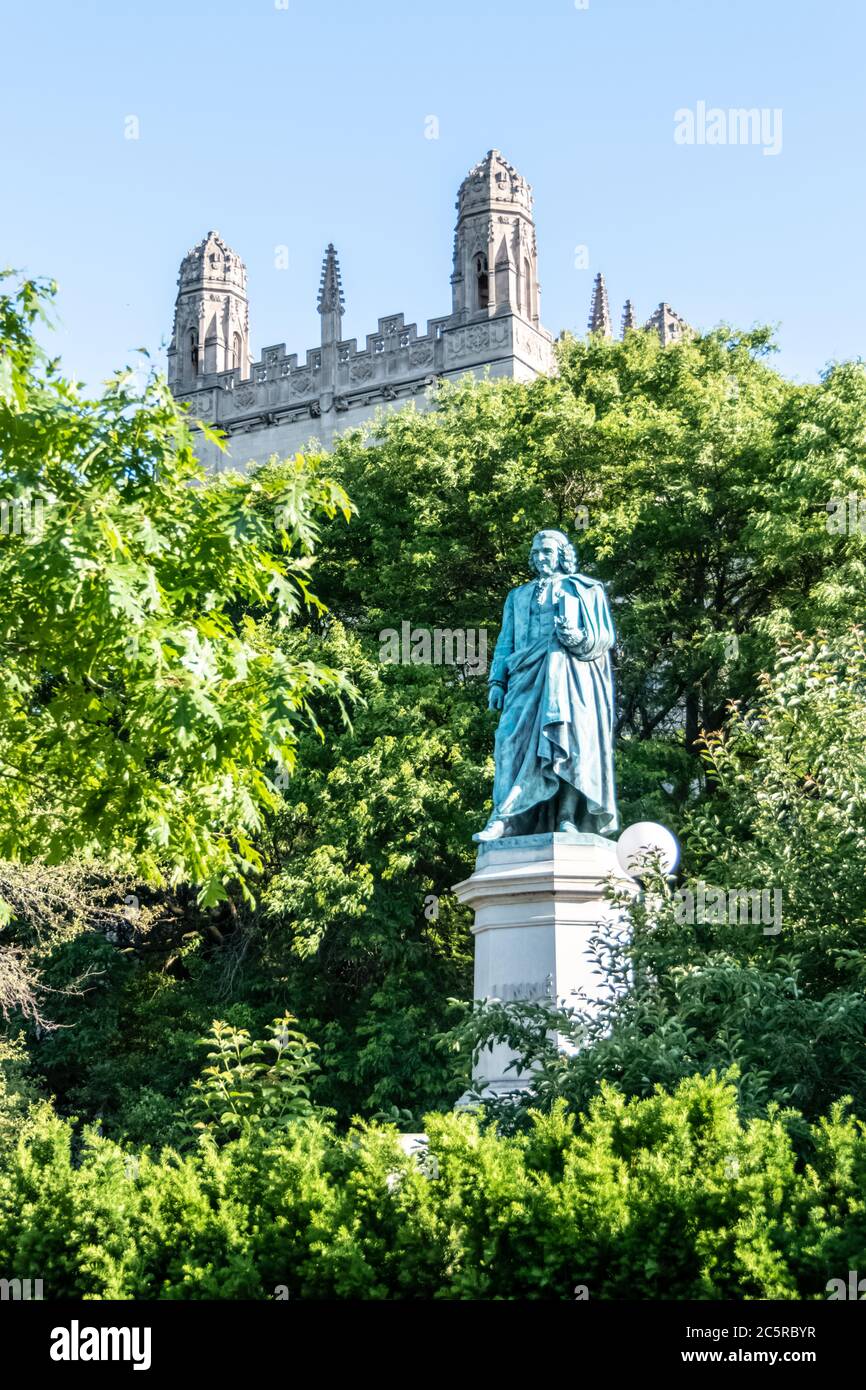 Carl von Linné Denkmal auf der Midway Plaisance am Campus der Universität Chicago - Vater der modernen Taxonomie. Stockfoto