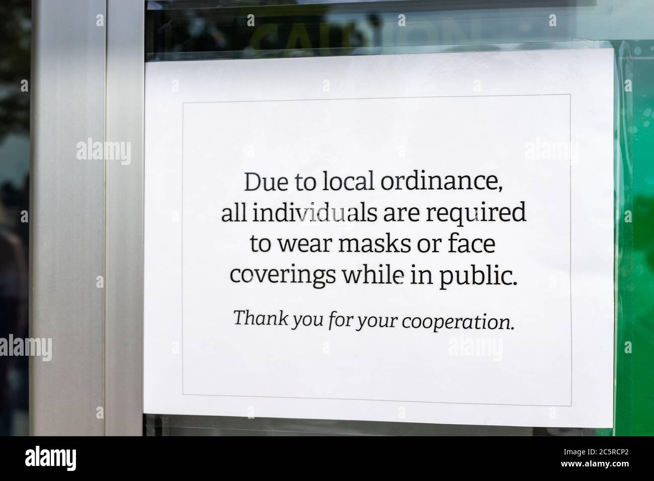Store Eingang außen in Virginia mit Nahaufnahme der Zeichen für alle Einzelpersonen Kunden erforderlich, um Gesichtsmaske Abdeckung in der Öffentlichkeit wegen lokaler ordi tragen Stockfoto