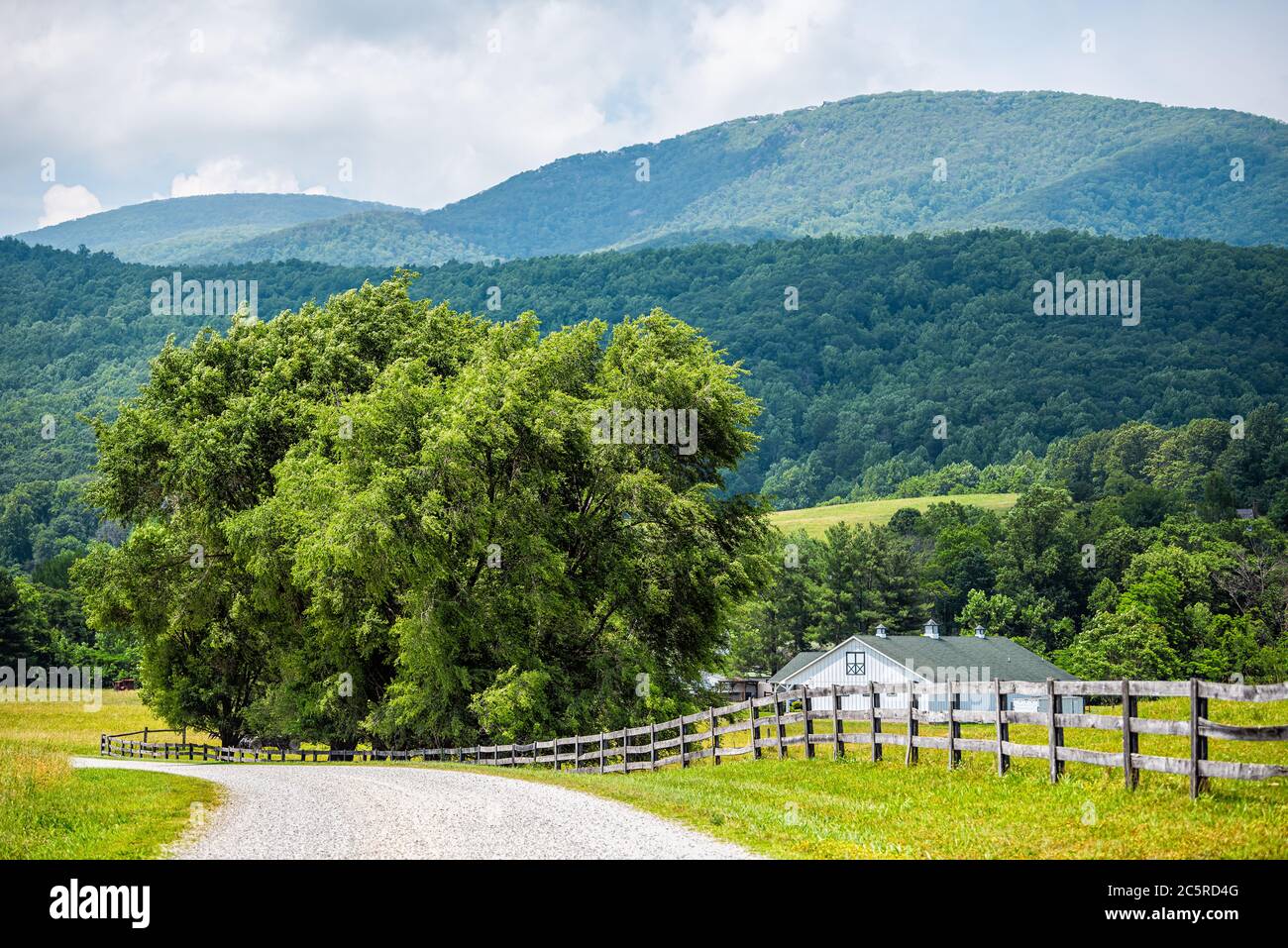 Bauernhof Schotterstraße Holzzaunweg in Roseland, Virginia in der Nähe von Blue Ridge parkway Berge im Sommer mit idyllischer ländlicher Landschaft Landschaft in Stockfoto