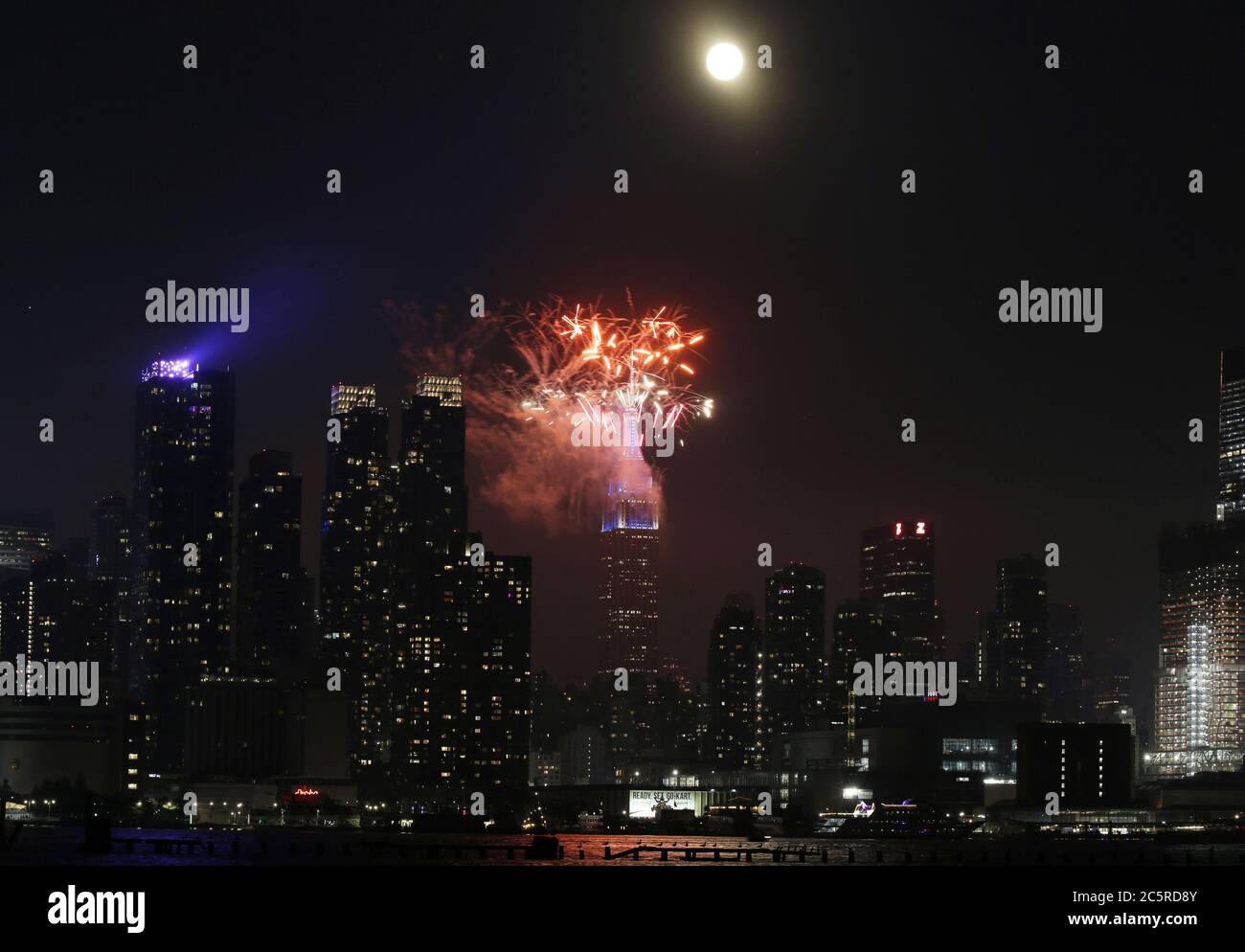 Weehawken, Usa. Juli 2020. Freworks beleuchten das Empire State Building und die Skyline von Manhattan für die jährliche Macy's Feuerwerksshow am 4. Juli am Unabhängigkeitstag am Samstag, 4. Juli 2020 in Weehawken, New Jersey. Macy's hat das letzte von mehreren kleinen, unangekündigten Feuerwerken für den Feiertag des 4. Juli angezündet. New York City bereitet sich auf den Eintritt in Phase 3 eines vierteiligen Wiedereröffnungsplans am 6. Juli vor, nachdem er wegen COVID-19 für fast 4 Monate geschlossen wurde. Foto von John Angelillo/UPI Kredit: UPI/Alamy Live Nachrichten Stockfoto