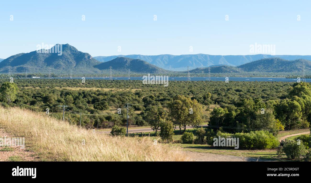 Ross River Solarfarm mit vielen Reihen von Solarzellen in der Nähe von Townsville, Australien, Blick vom Ross River Dam Stockfoto