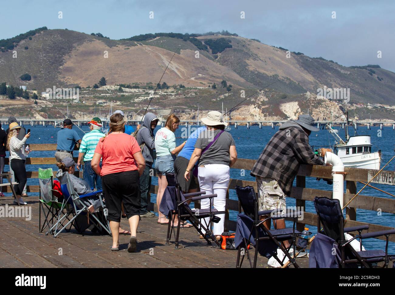 Gruppe von Leuten auf einem Pier, die soziale Distanzierung missachten Stockfoto
