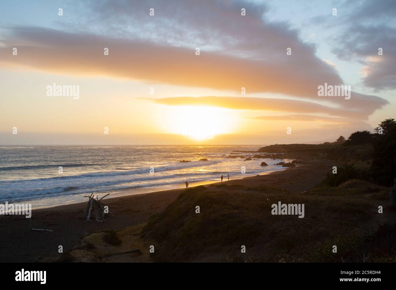 Menschen beobachten Sonnenuntergang am Moonstone Beach Cambria California Stockfoto