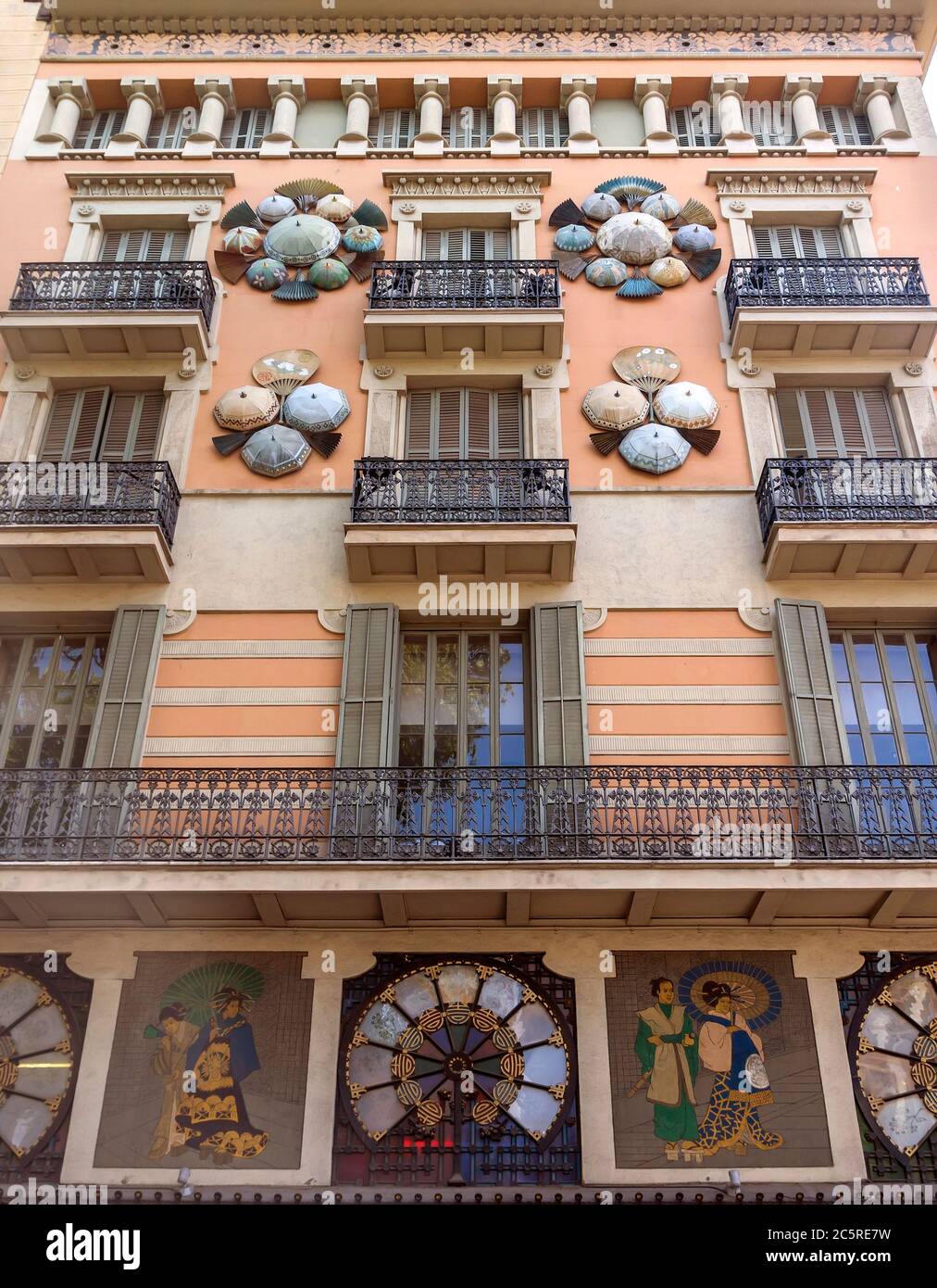 BARCELONA, SPANIEN - 6. JULI 2015: Casa Bruno Cuadros genannt Regenschirmhaus an der La Rambla Straße in Barcelona, Spanien. Barcelona, Spanien - 6. Juli 2015: C Stockfoto