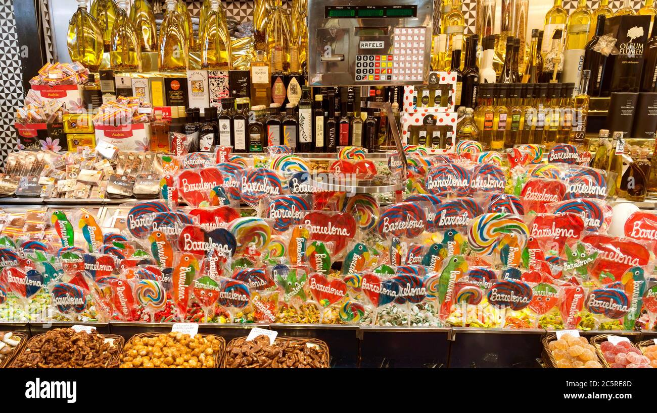 BARCELONA, SPANIEN - 6. JULI 2015: Lutscher und Olivenöl auf dem Markt La Boqueria, Barcelona, Spanien. Einer der ältesten Märkte Europas. Barcelona, Spa Stockfoto