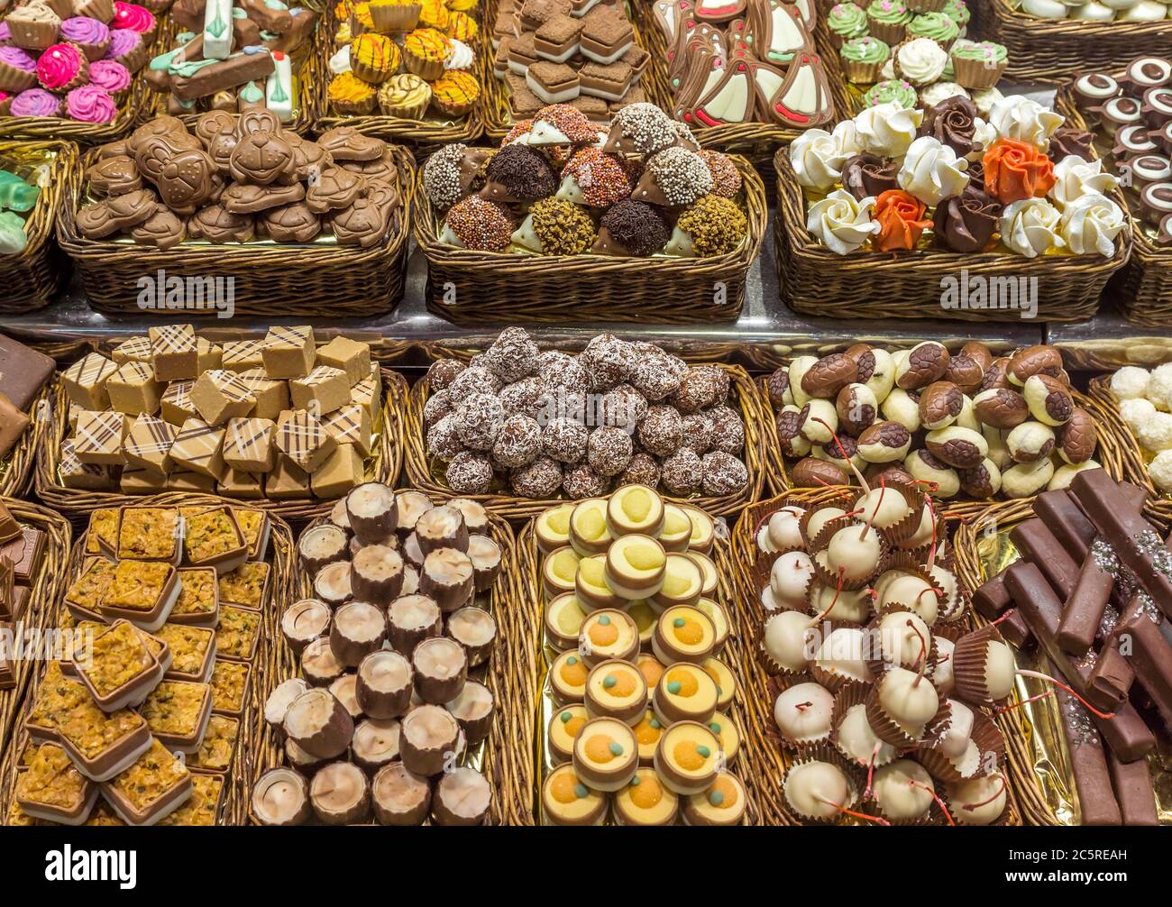 Dessertgeschäft in La Boqueria, dem berühmtesten Markt in Barcelona. Stockfoto