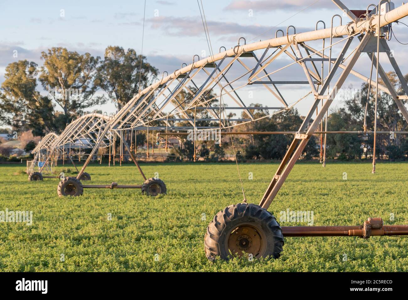 Ein Center Pivot oder Lateral Move, selbstfahrendes Bewässerungssystem oder Sprinkler, bereit für den Einsatz auf einer landwirtschaftlichen Nutzpflanze in der Nähe von Mudgee, Australien Stockfoto