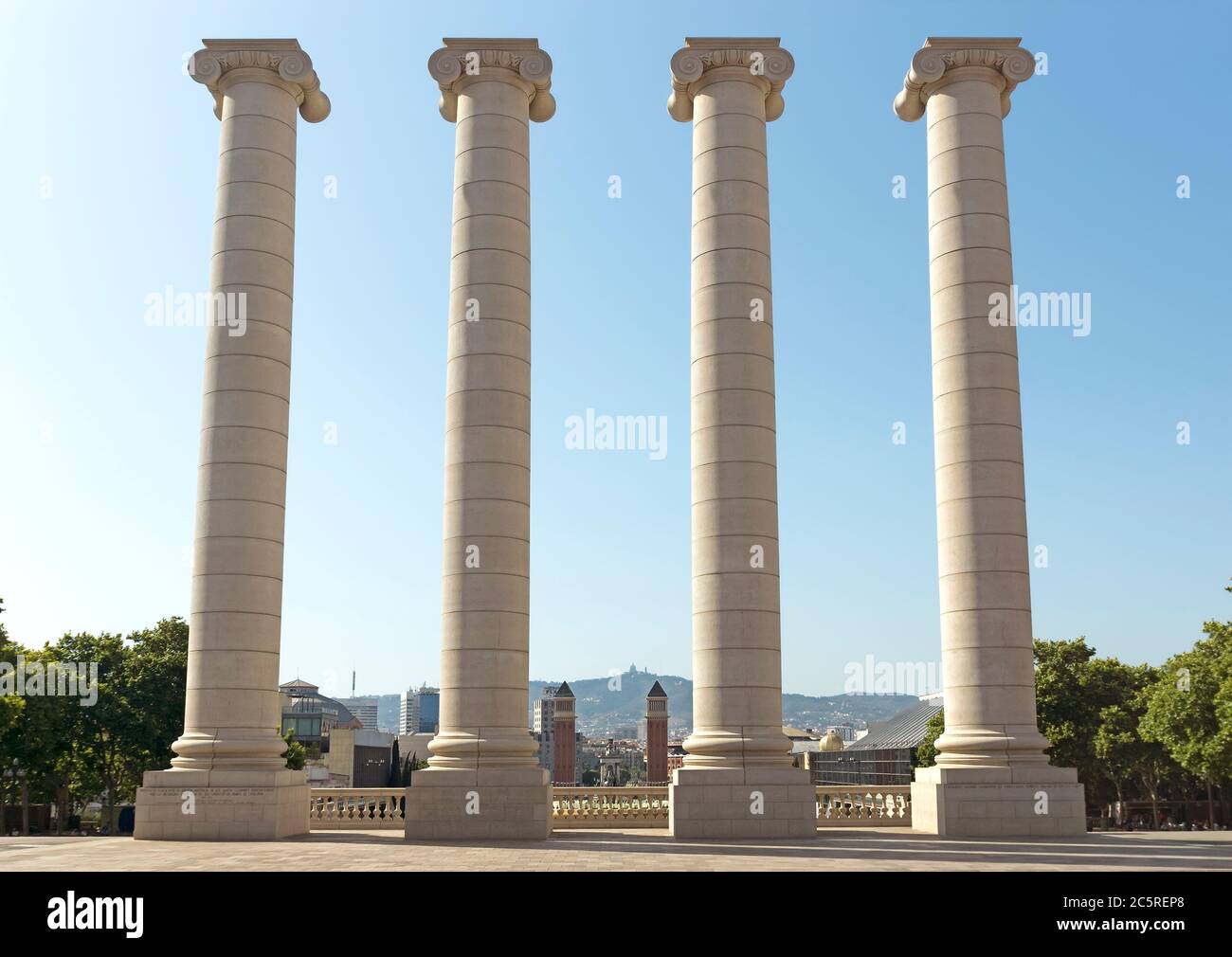 BARCELONA, SPANIEN - 6. JULI 2015: Die vier Säulen, von Josep Puig i Cadafalch erstellt, ist auf dem Platz vor dem Museu Nacional d'Art de Catalunya, B Stockfoto