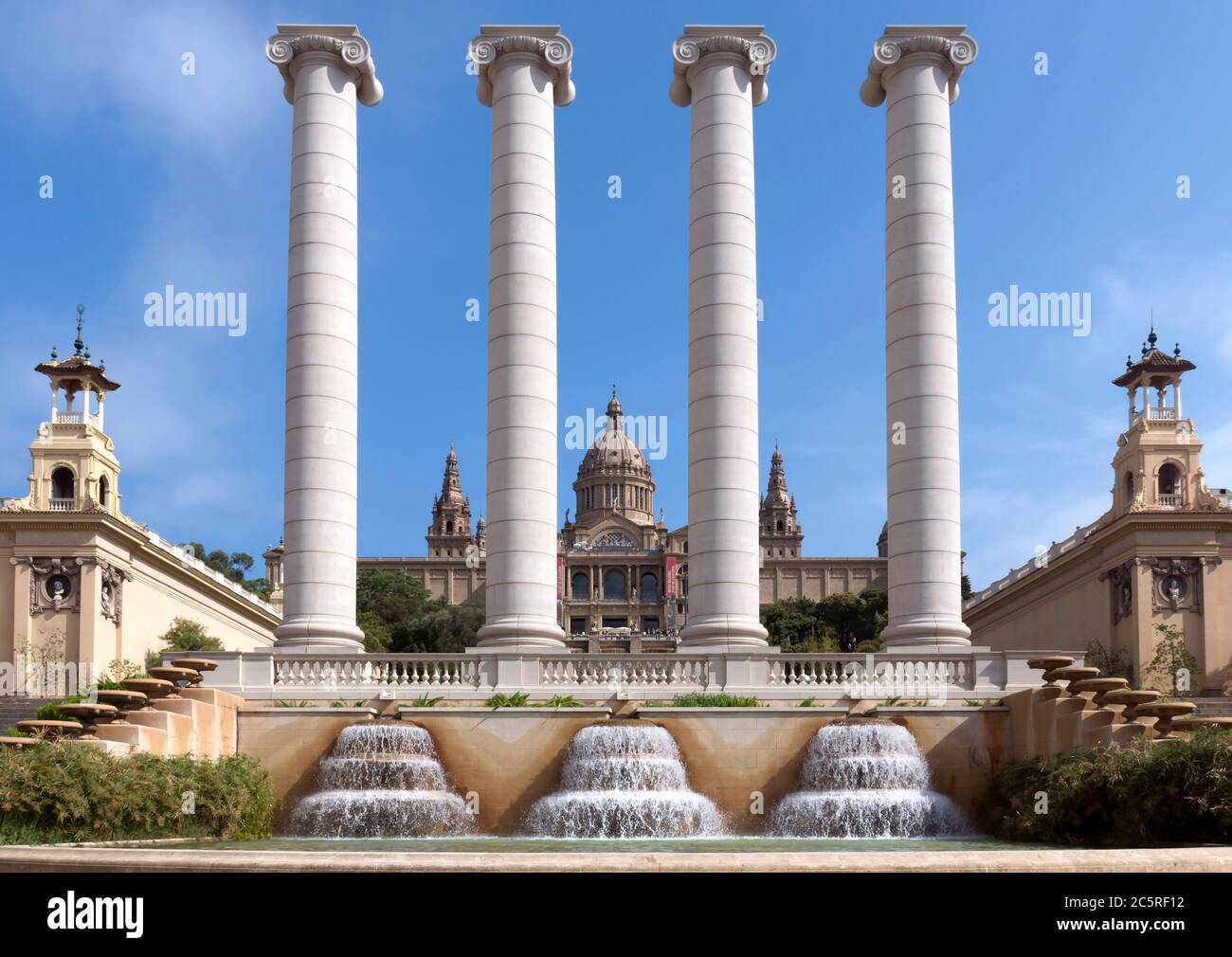 BARCELONA, SPANIEN - 8. JULI 2015: Die vier Säulen, von Josep Puig i Cadafalch erstellt, ist auf dem Platz vor dem Museu Nacional d'Art de Catalunya, B Stockfoto