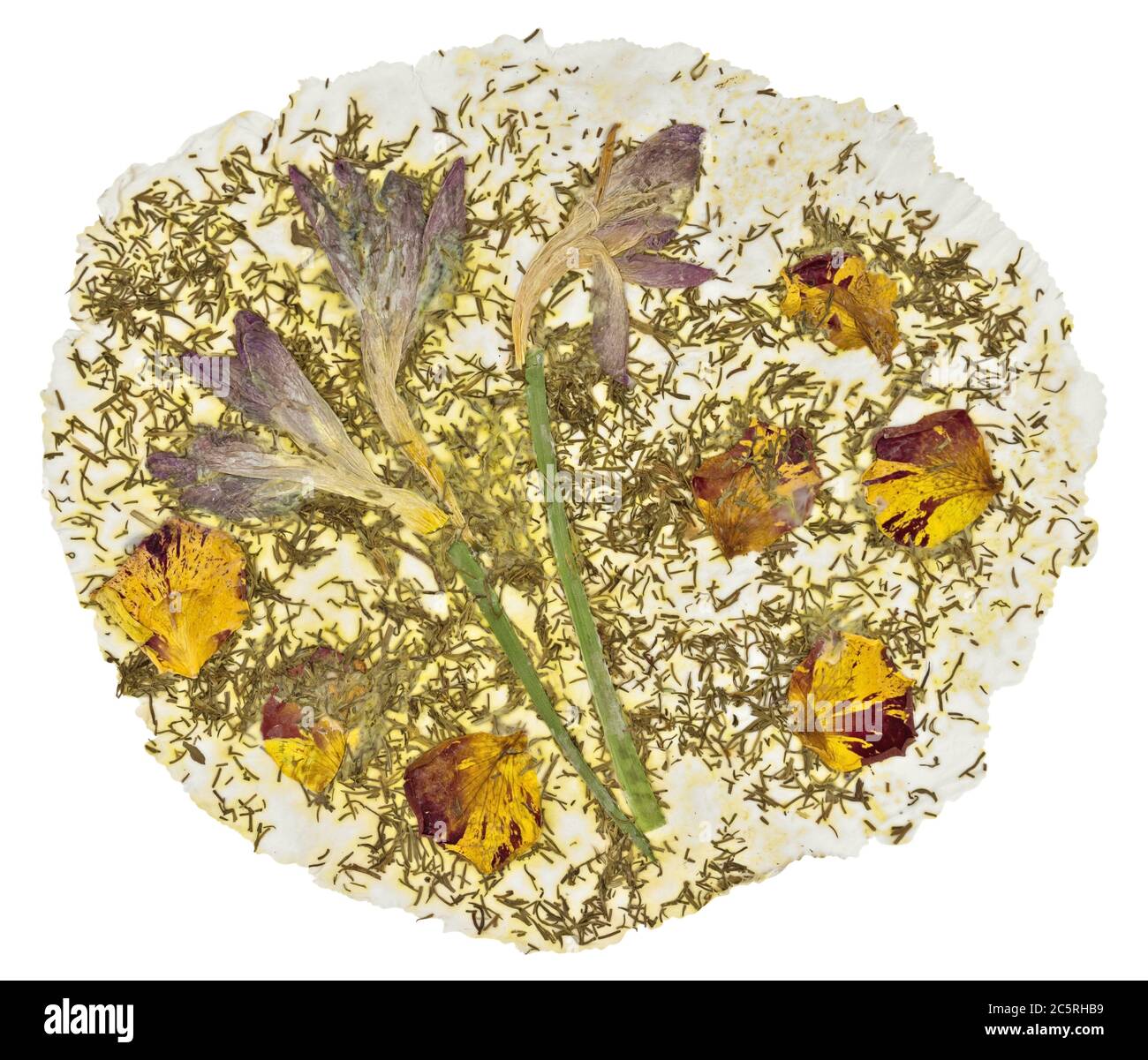 Natürliches, raues handgemachtes Papier aus getrockneten Blumen und Gräsern. Beschneidungspfad enthalten. Stockfoto
