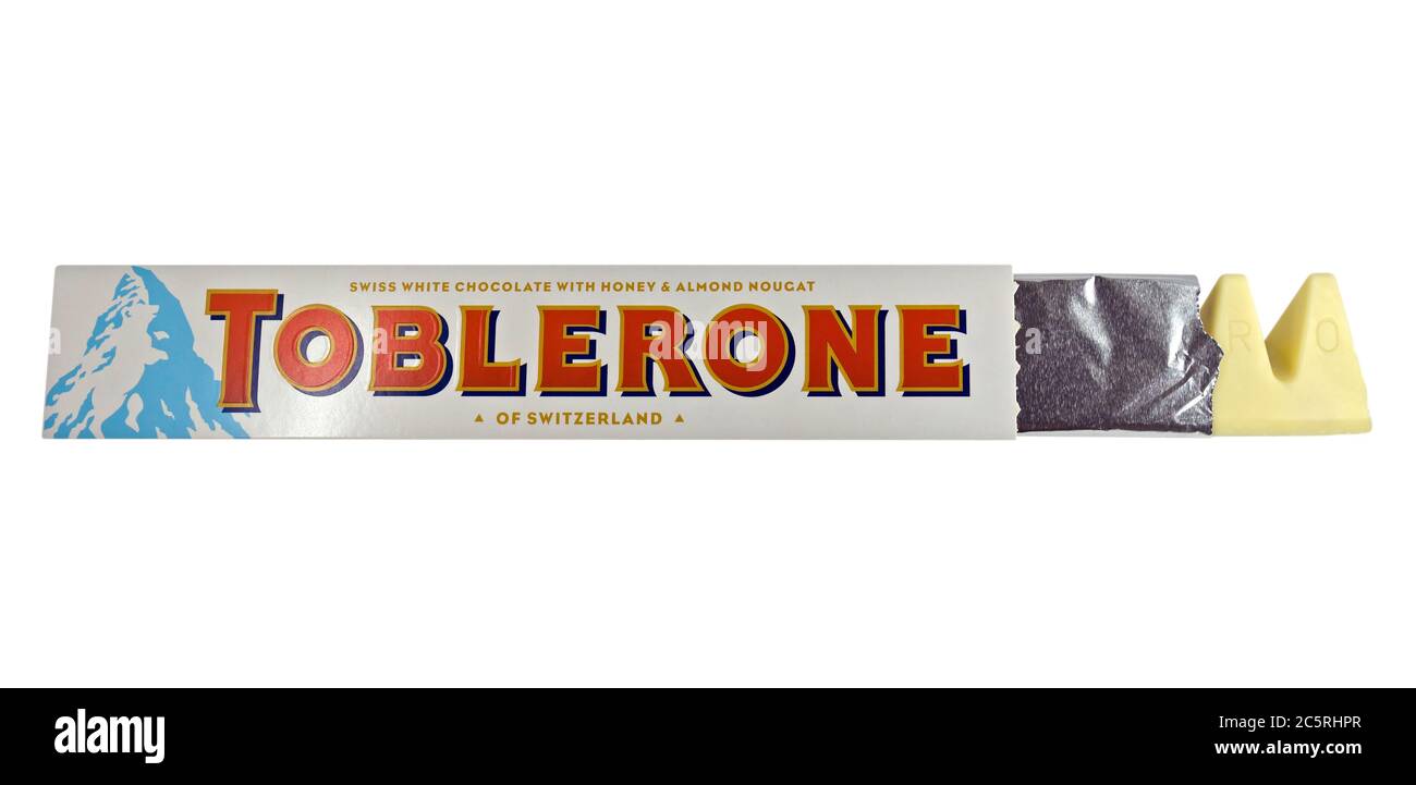 PARIS, FRANKREICH - 18. MAI 2015: Eine Tafel Toblerone - Schweizer weiße Schokolade mit Honig und Mandelnougat isoliert auf weißem Hintergrund. Hergestellt von Kraft Fo Stockfoto