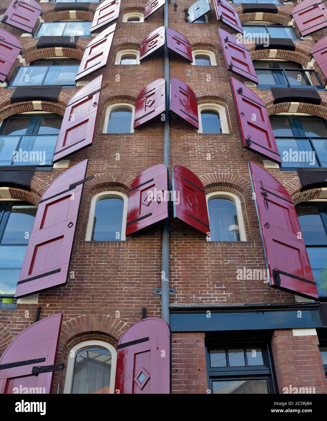 Mörtel-Apartmentgebäude mit offenen Fensterläden, Amsterdam Stockfoto