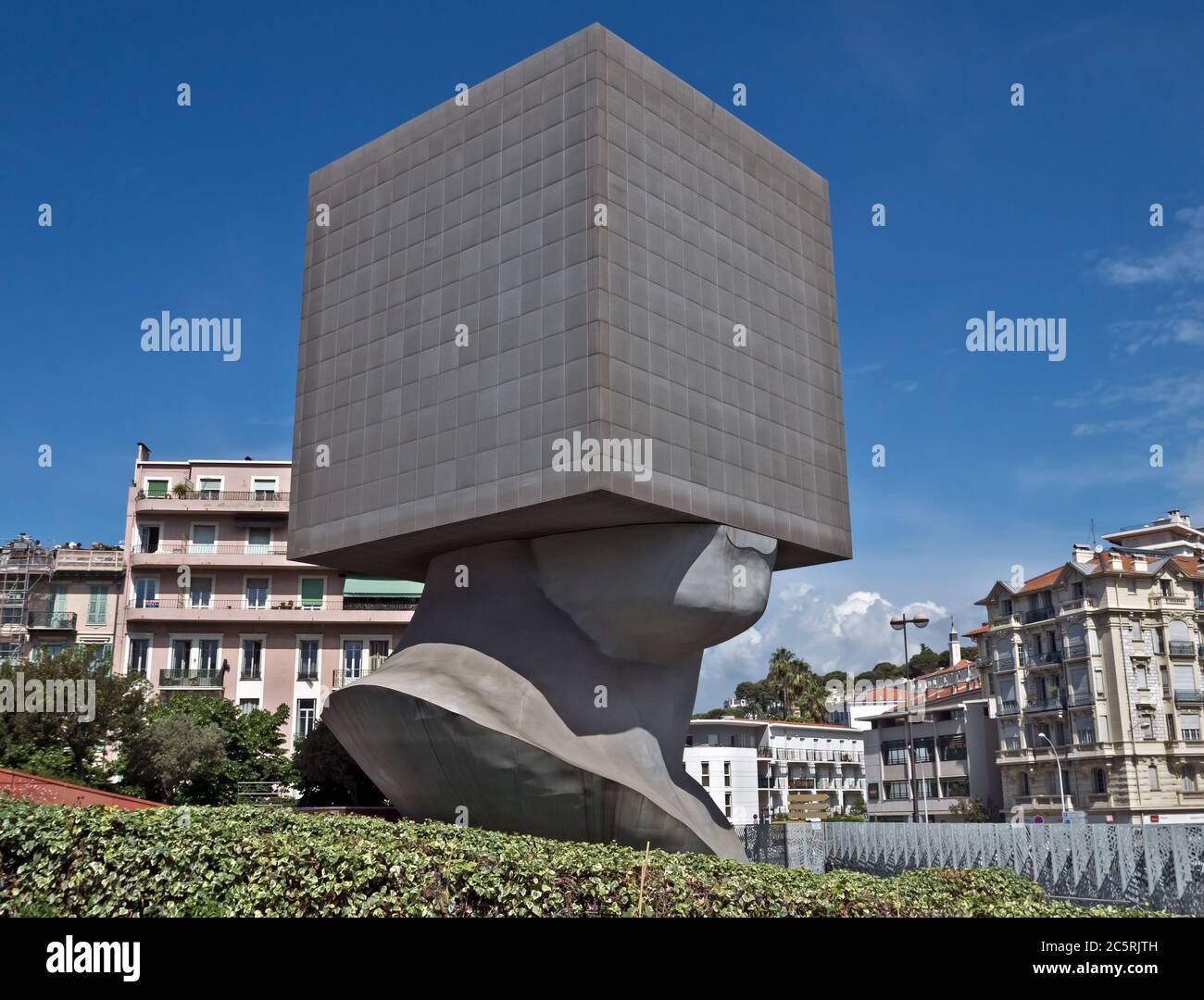 NIZZA, FRANKREICH - 4. JUNI 2014: Square Head - Gebäude Würfel als menschliche Kopf Skulptur geformt. Autoren sind die Bildhauerin Sacha Sosno und der Architekt Yves Bayard. O Stockfoto