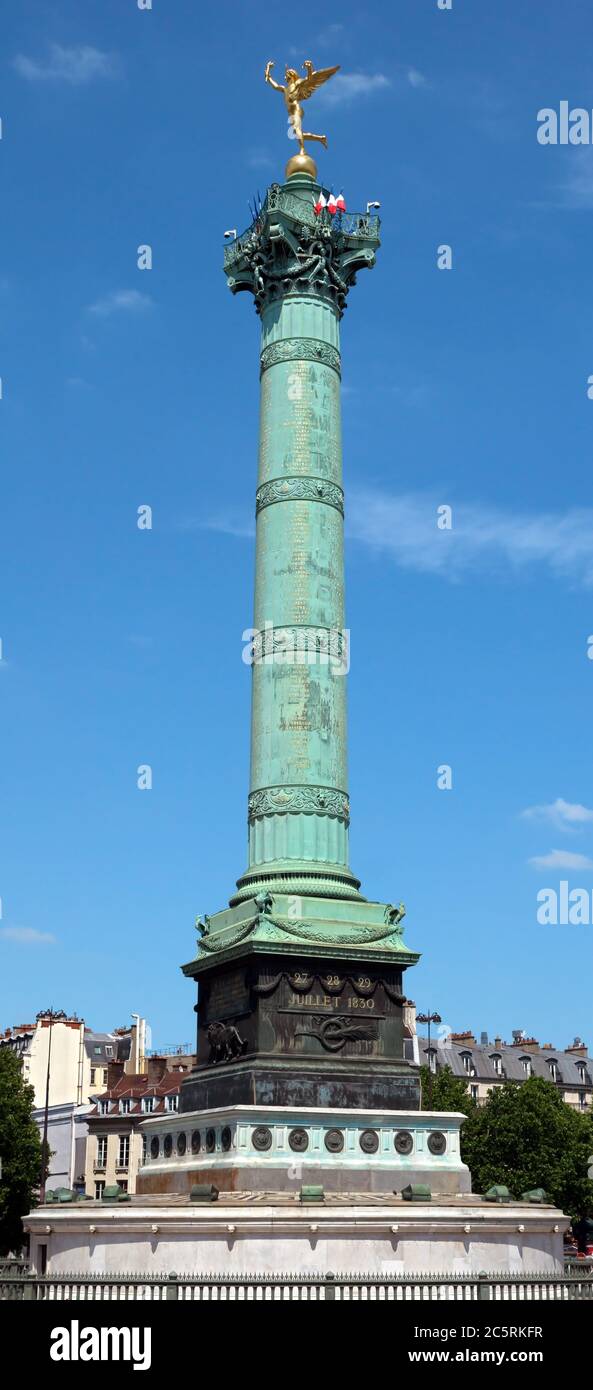 Die Julisäule (Colonne de Juillet) ist ein Denkmal der Revolution von 1830 auf dem Place de la Bastille in Paris, Frankreich Stockfoto