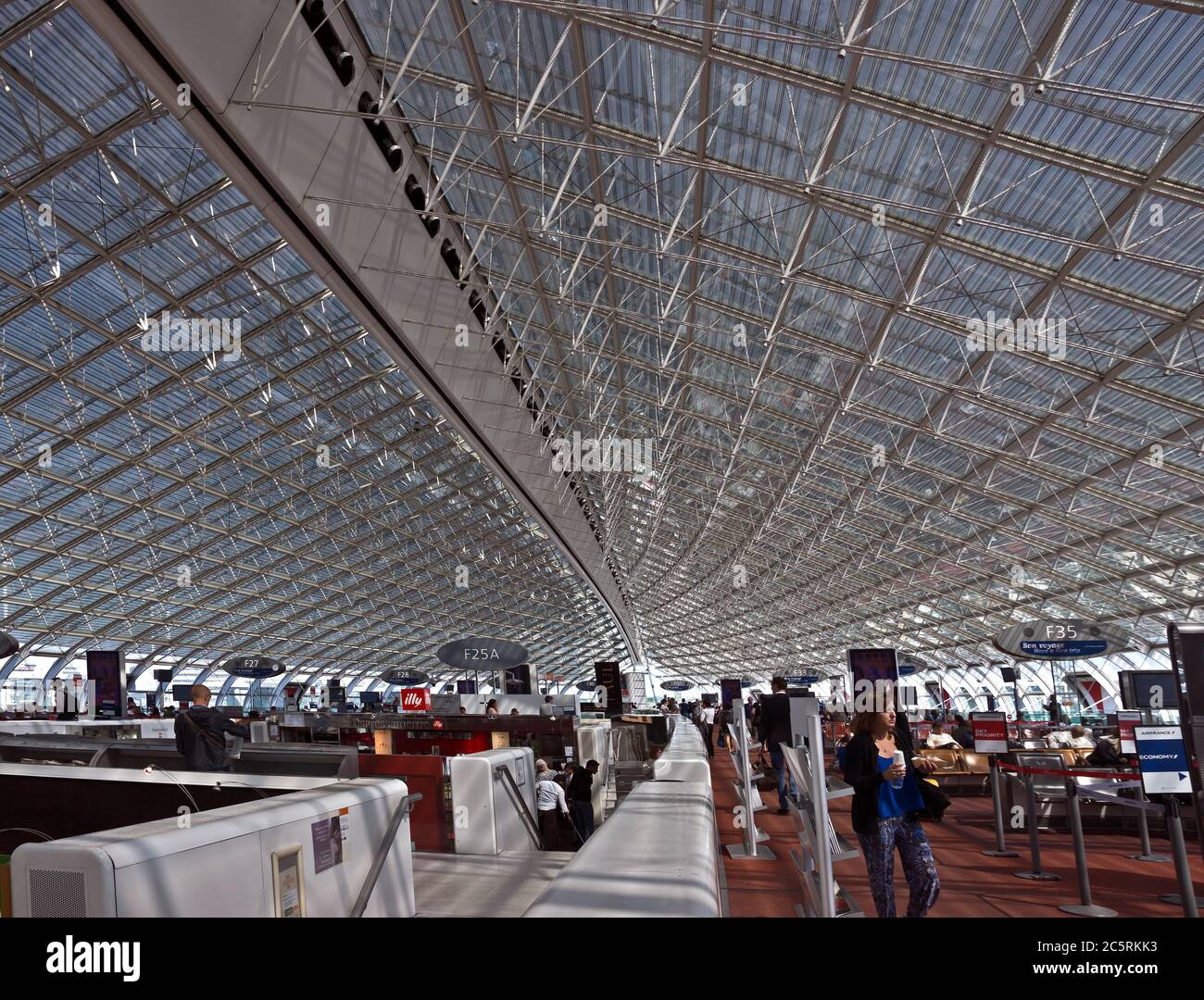 ROISSY, FRANKREICH - 12. JUNI 2014: Innenansicht des Flughafens Charles de Gaulle. Flughafen ist einer der größten Flughäfen in Europa. Benannt zu Ehren von Charles de Stockfoto