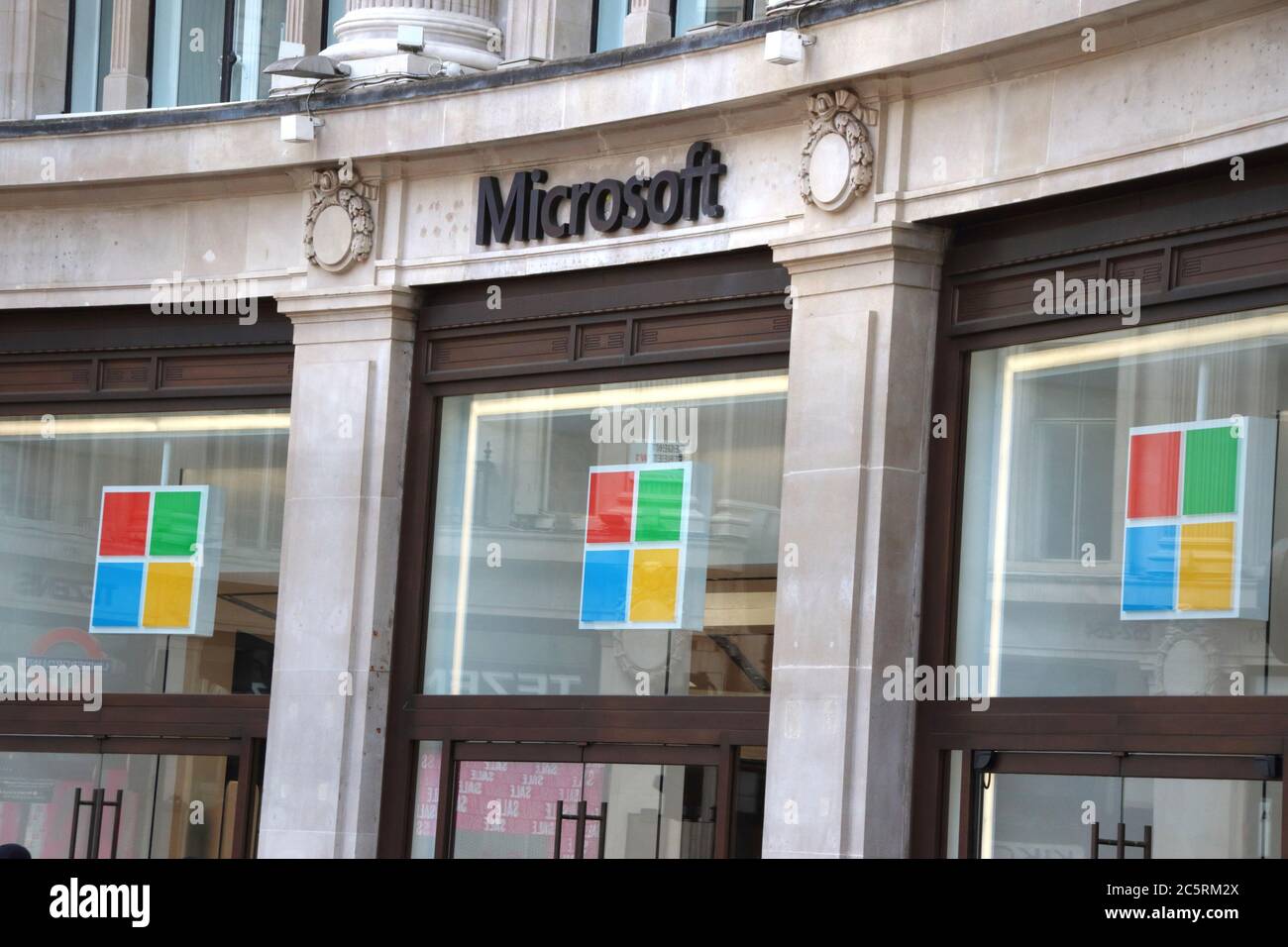 London, Großbritannien. Juli 2020. Microsoft-Logo in einem ihrer Geschäfte gesehen.Microsoft hat gesagt, es wird halten alle seine Einzelhandelsstandorte geschlossen dauerhaft, einschließlich Londons Flagship-Store in Oxford Circus, die erst vor einem Jahr eröffnet. Das Unternehmen sagt, es wird einige seiner Räume, die seine Kunden bedienen neu vorstellen, einschließlich der Microsoft Experience Center in London. Kredit: SOPA Images Limited/Alamy Live Nachrichten Stockfoto