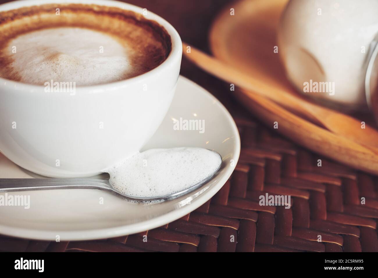 Milchschaum von Kaffee in Löffel. Stockfoto