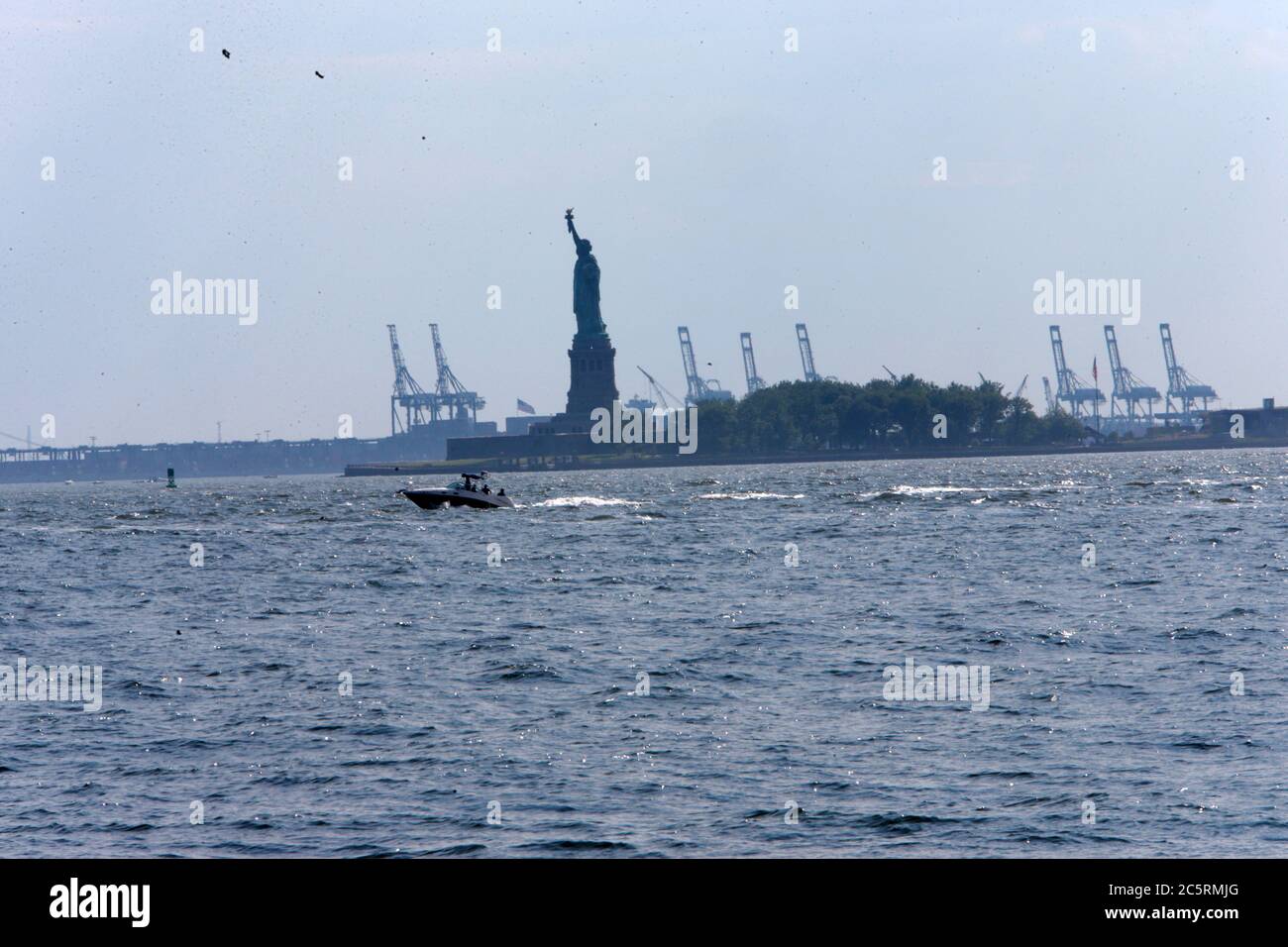 NEW YORK, NEW YORK: 4. JULI 2020- New York City Fliegen Sie über durch die Vereinigten Staaten Militär grüße die ' großen Städte der amerikanischen Revolution' am 4. Juli 2020 in der südlichen Spitze im Battery Park Abschnitt von New York City. Bildnachweis: Mpi43/MediaPunch Stockfoto