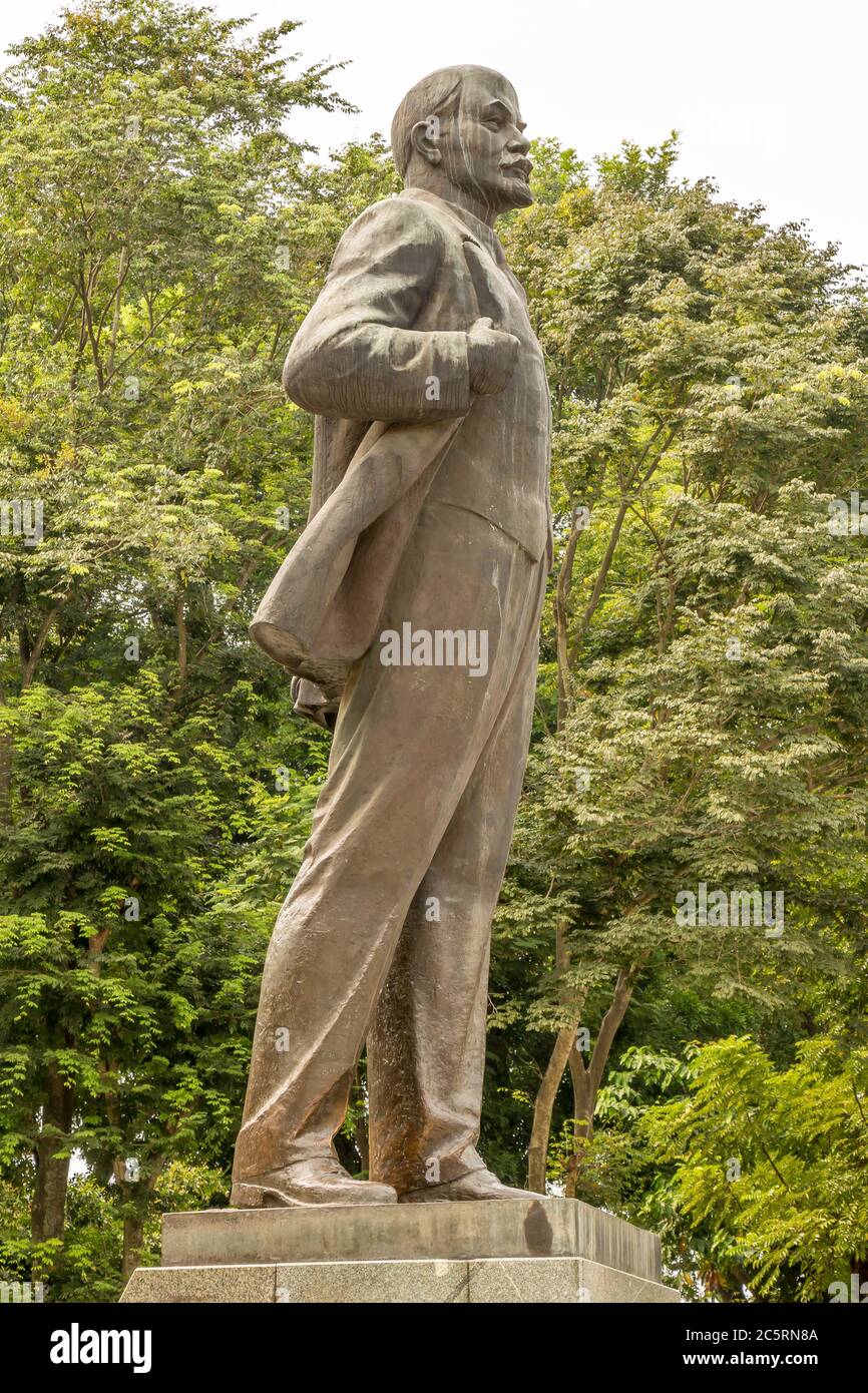 Statue des kommunistischen Führers Lenin befindet sich auf Nguyen Thai Hoc Avenue in Hanoi, Vietnam. Stockfoto