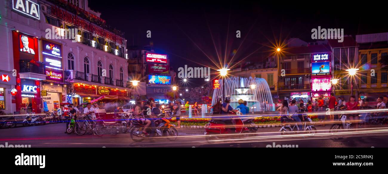 Lange Exposition von Dong Kinh Nghia Thuc Platz in der Nacht, in der Altstadt von Hanoi durch hoan kiem See in Vietnam. Stockfoto