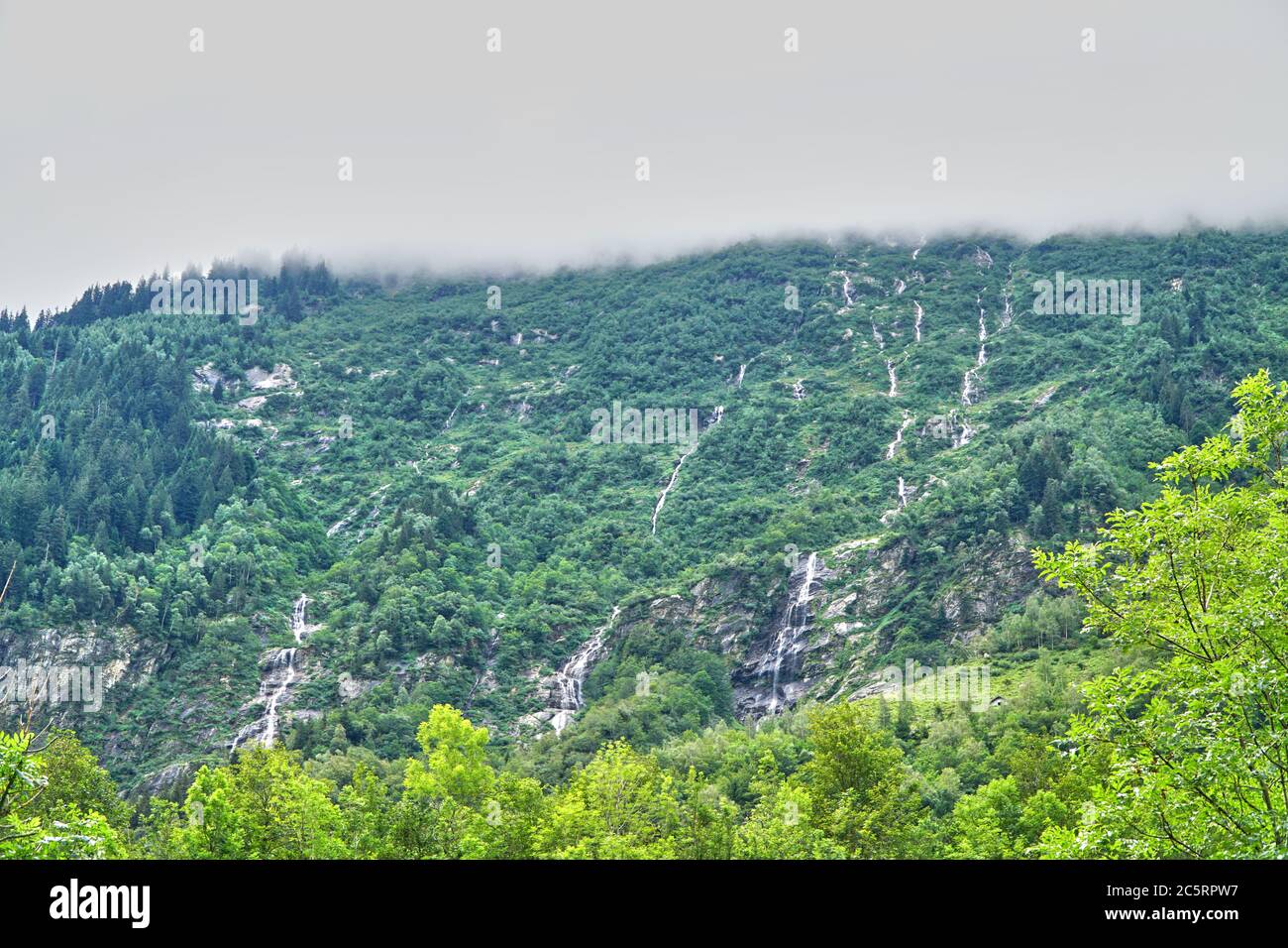 HDR Wasserfälle auf einem Berghang aus den Wolken Stockfoto