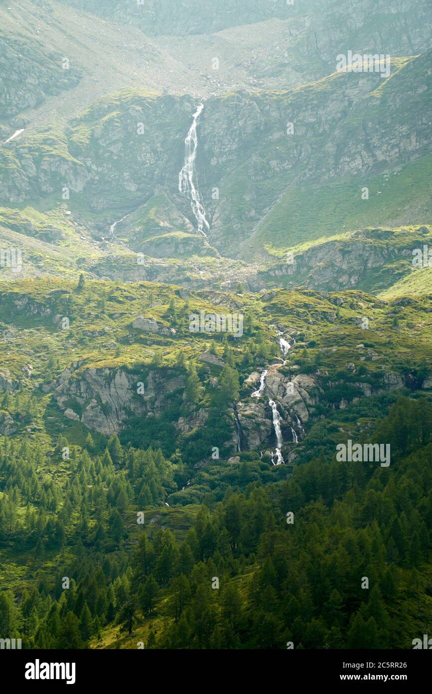 Wasserfall auf einem alpinen Berghang Stockfoto