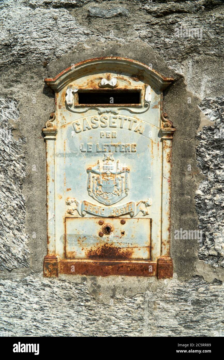 Alte italienische Briefkasten mit Rost Stockfoto