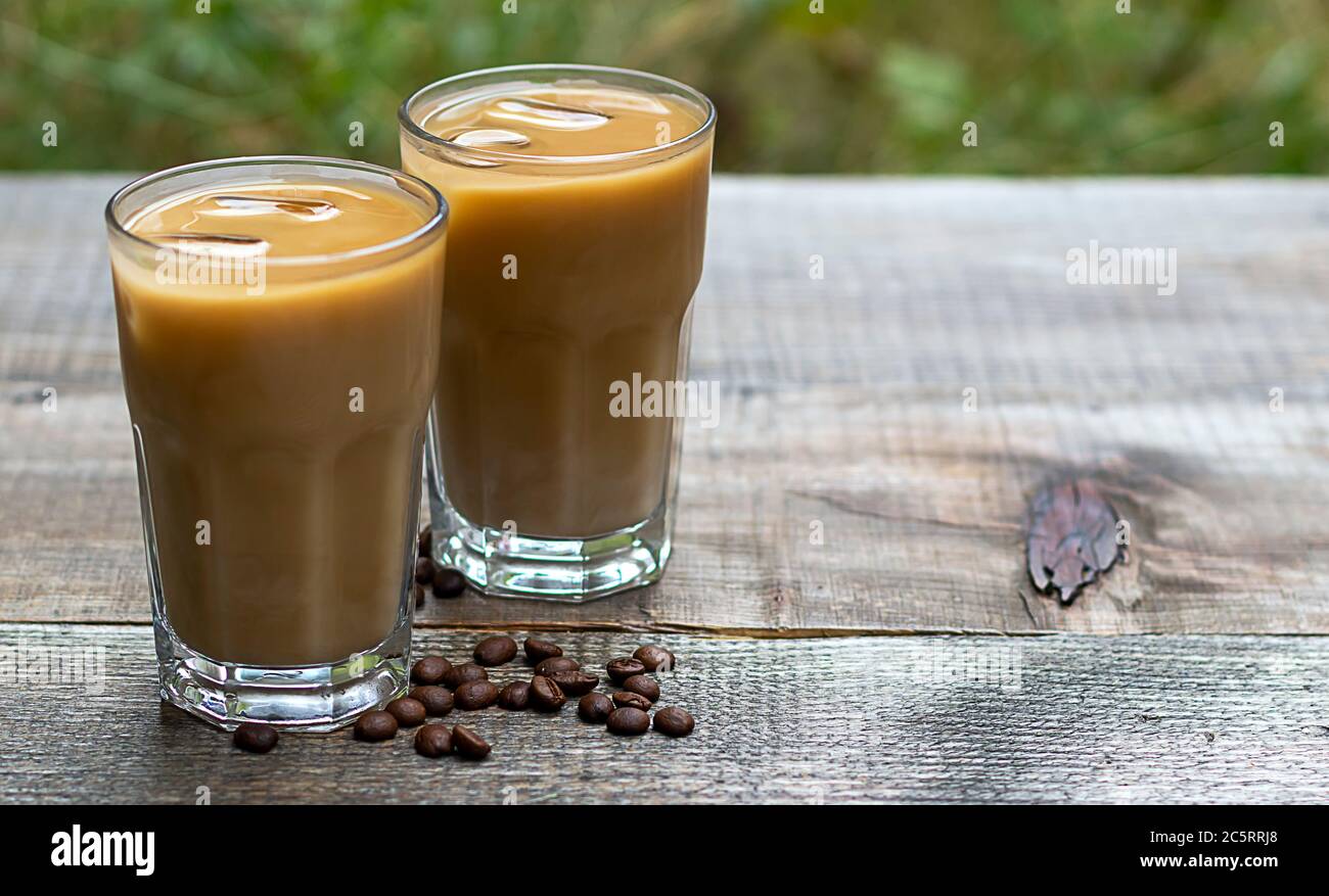 Sommergetränk. Eiskaffee in Gläsern mit Milch Stockfoto