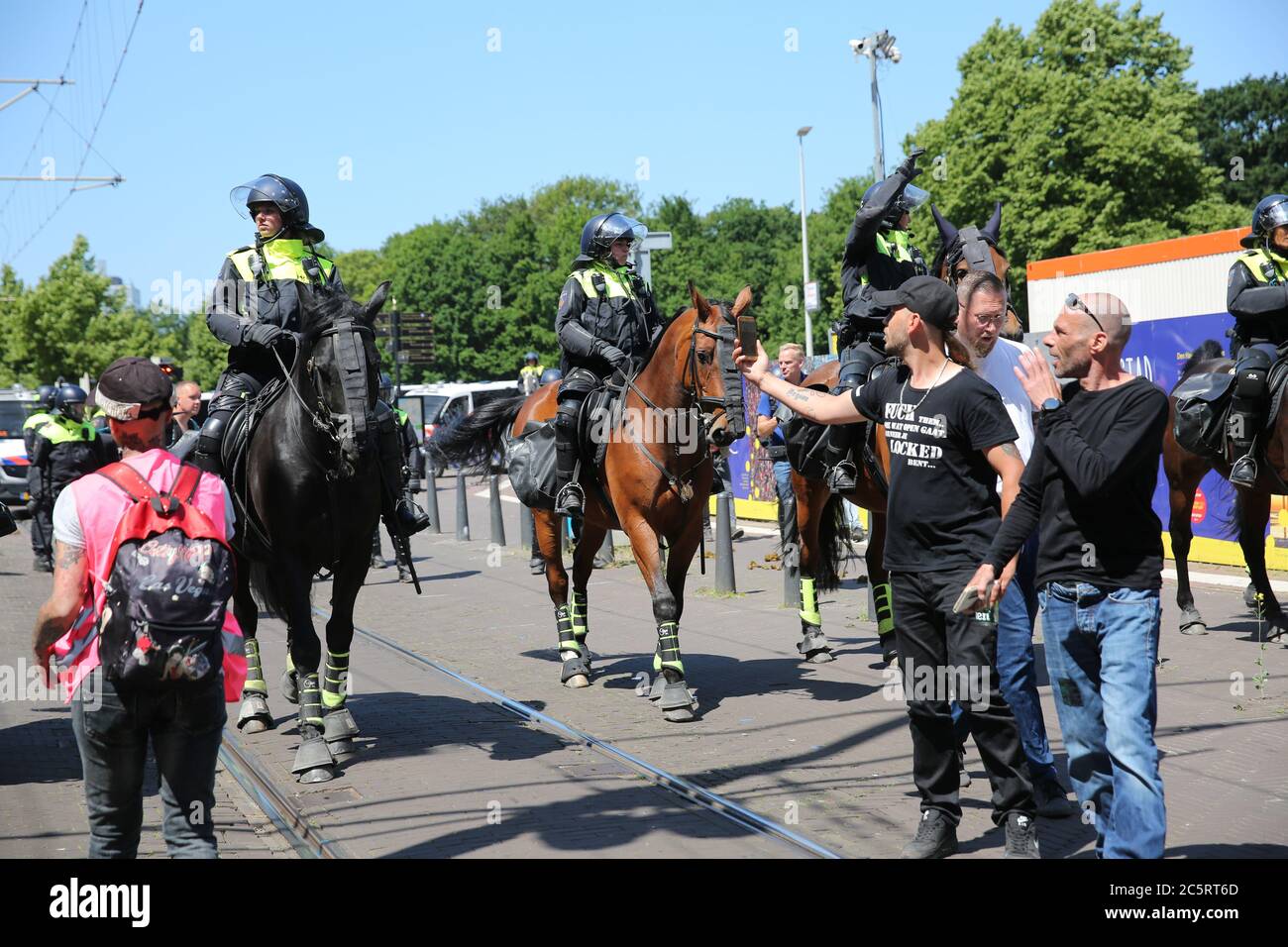 Die Haager Polizei verhaftete 37 wegen eines Regelbruchs bei einem Anti-Lockdown-Protest während der Covid-19-Pandemie. Demonstranten, die die 1.5 m-Entfernungsgrenze nicht eingehalten haben, wurden von der Bereitschaftspolizei angegriffen.Featuring: Atmosphere wo: Den Haag, Niederlande Wann: 30. Mai 2020 Kredit: WENN.com Stockfoto