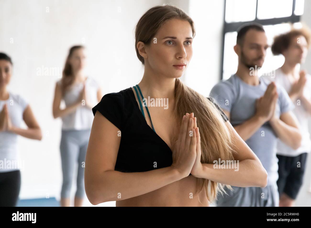Dankbare europäische Erscheinung schöne Frau mit Namaste Zeichen stehen. Stockfoto