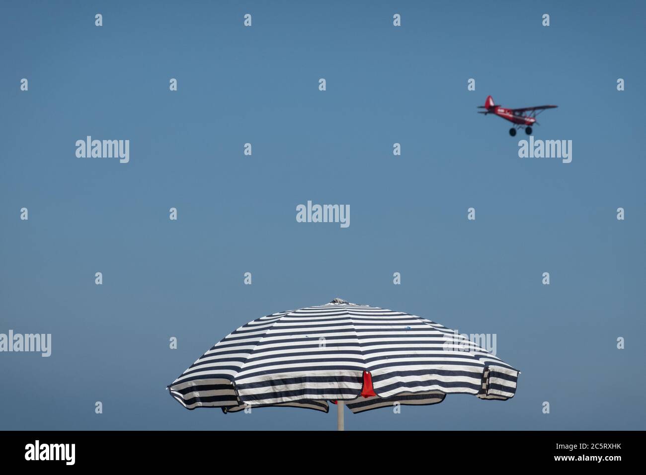 Hof HaCarmel Regionalrat, Israel. Juli 2020. Ein Flieger fliegt ein kleines Flugzeug über dem Strand von Nachsholim am Mittelmeer. Quelle: Nir Alon/Alamy Live News Stockfoto