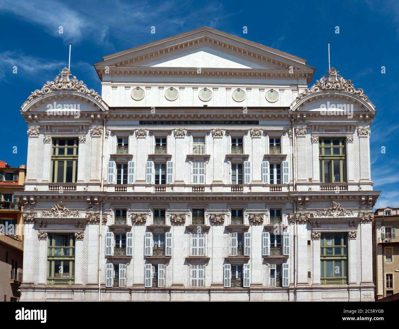 NIZZA, FRANKREICH - 4. MAI: Opera de Nice das Hotel liegt an der Promenade des Anglais am 4. Mai 2013 in Nizza, Frankreich. Es wurde 1776 von Marquess Alli-Maccara erbaut Stockfoto