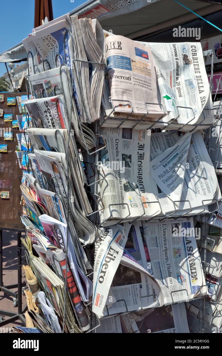 NIZZA, FRANKREICH - 4. MAI: Zeitungen in einem Zeitungskiosk am 4. Mai 2013 in Nizza, Frankreich. Frankreich hat etwa 800 Zeitschriften, die politische und Genera anbieten Stockfoto